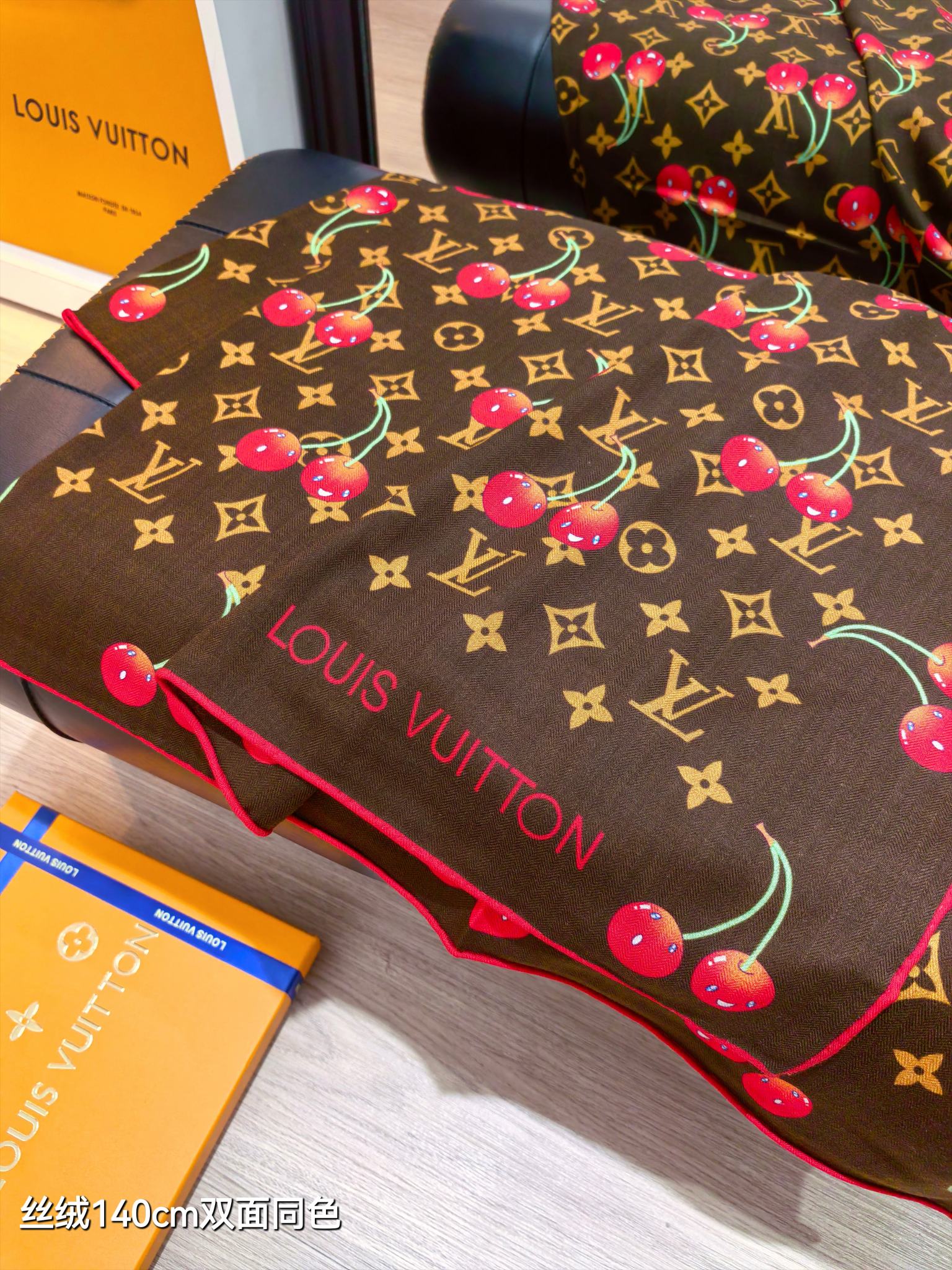 ❄RLV2541双面同色 140x140cm 70%羊绒30%真丝LV x TM《Monogram Ce