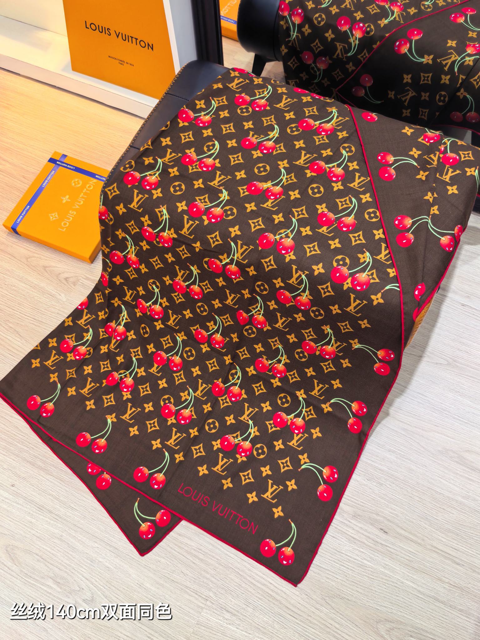 ❄RLV2541双面同色 140x140cm 70%羊绒30%真丝LV x TM《Monogram Ce