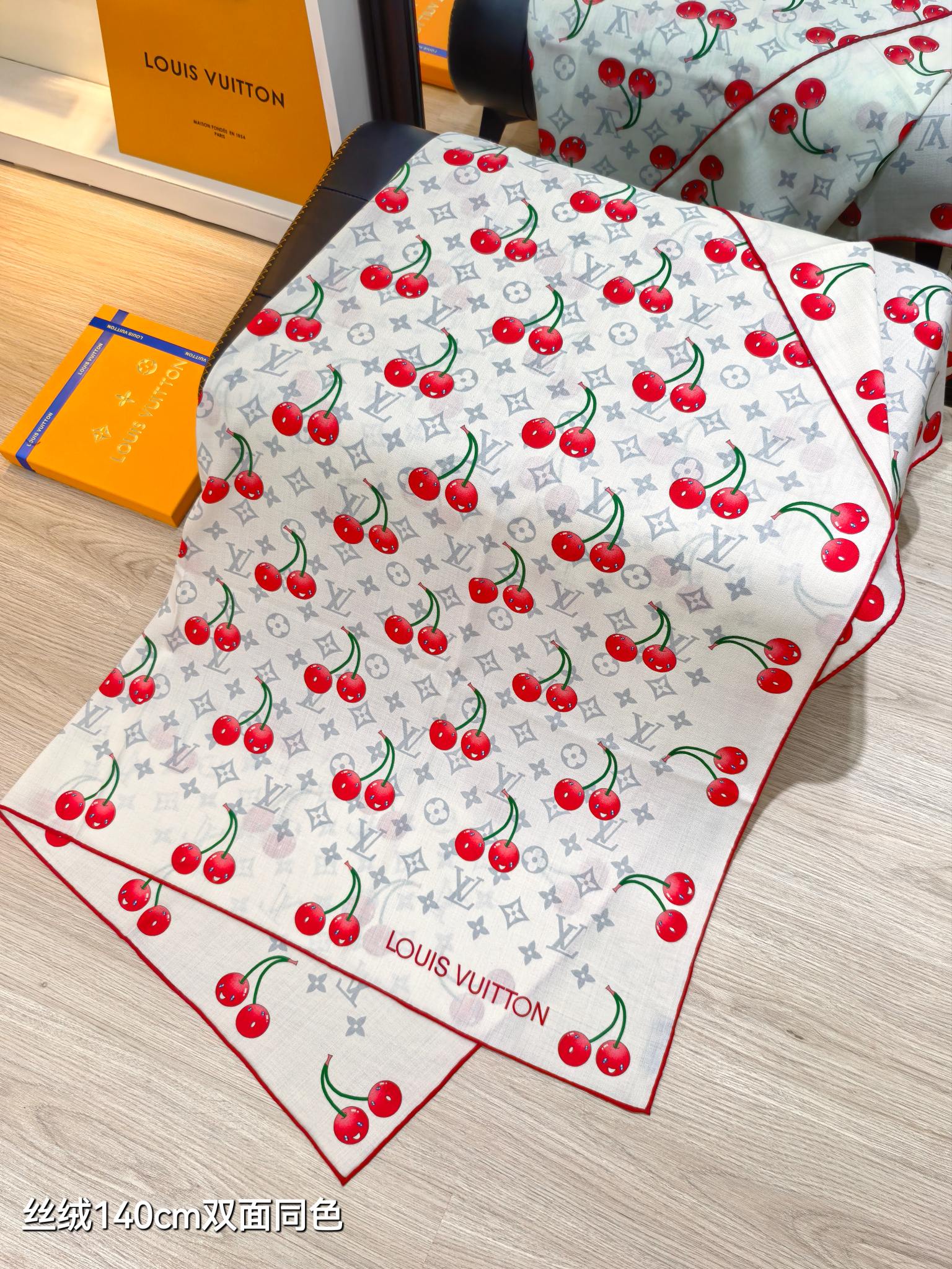 ❄RLV2541双面同色 140x140cm 70%羊绒30%真丝LV x TM《Monogram Ce