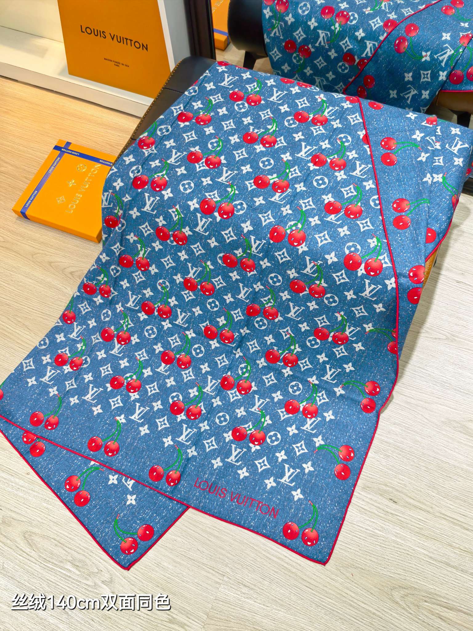 ❄RLV2541双面同色 140x140cm 70%羊绒30%真丝LV x TM《Monogram Ce