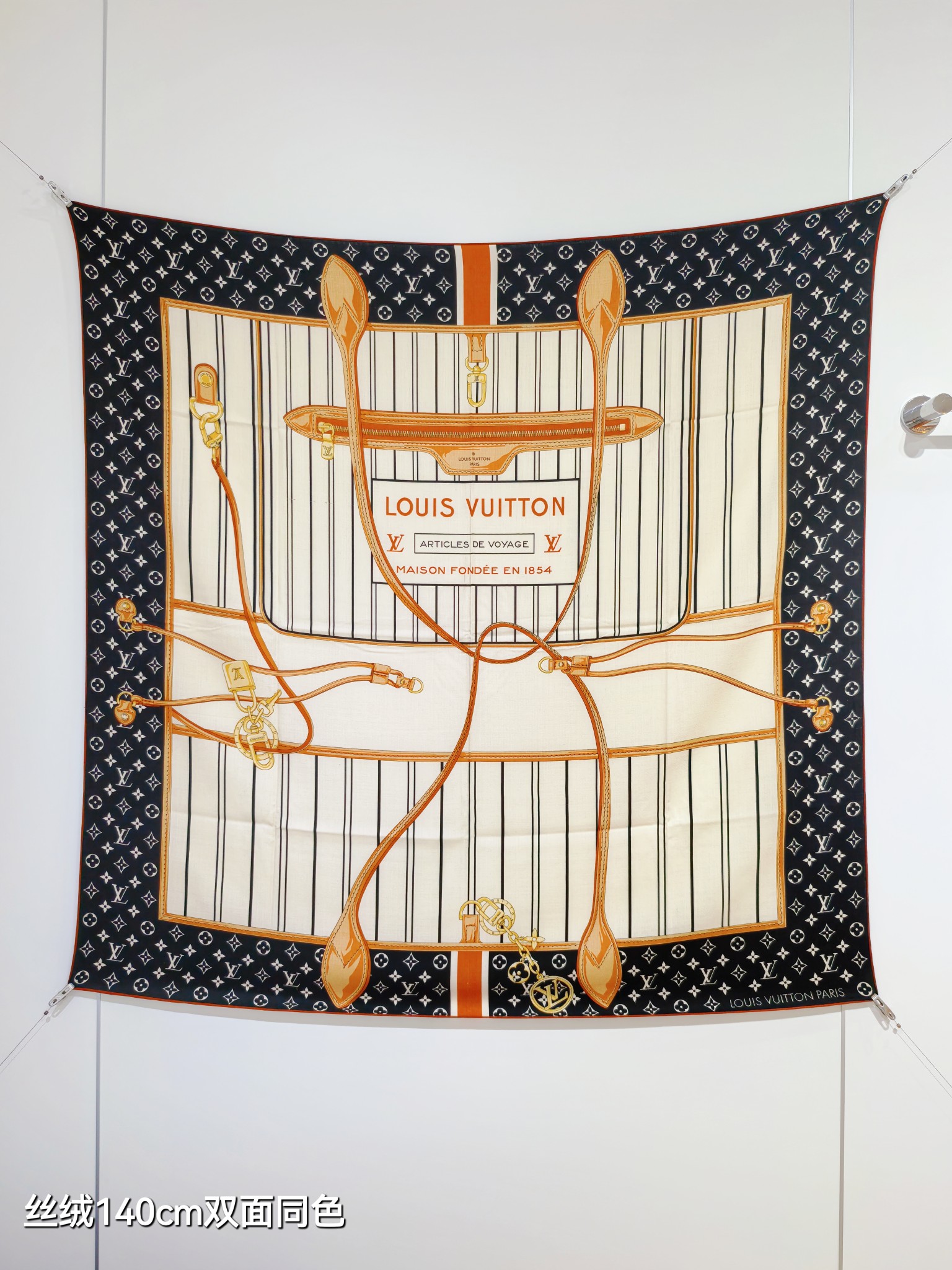 ❄RLV2542
双面同色  140x140cm 70%羊绒30%真丝
LV x TM《My Never