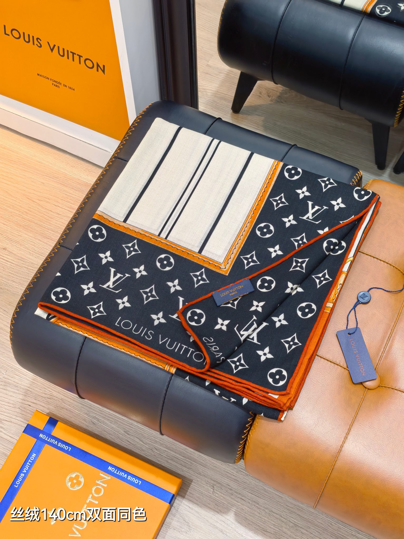 ❄RLV2542
双面同色  140x140cm 70%羊绒30%真丝
LV x TM《My Never