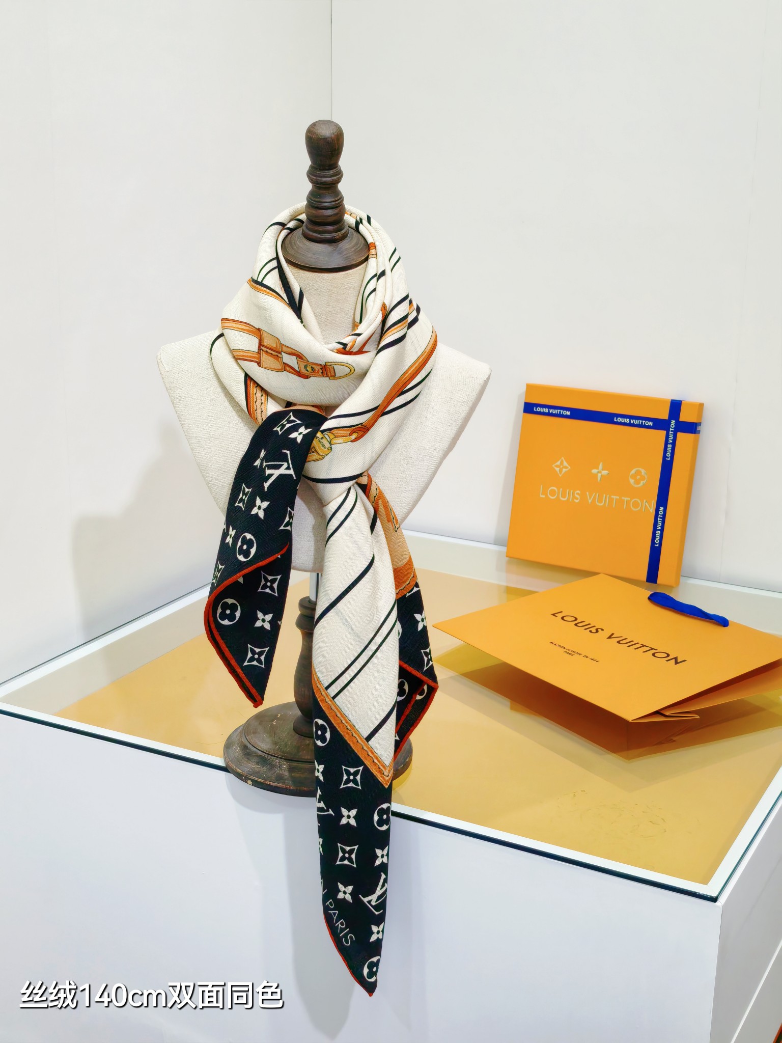 ❄RLV2542
双面同色  140x140cm 70%羊绒30%真丝
LV x TM《My Never