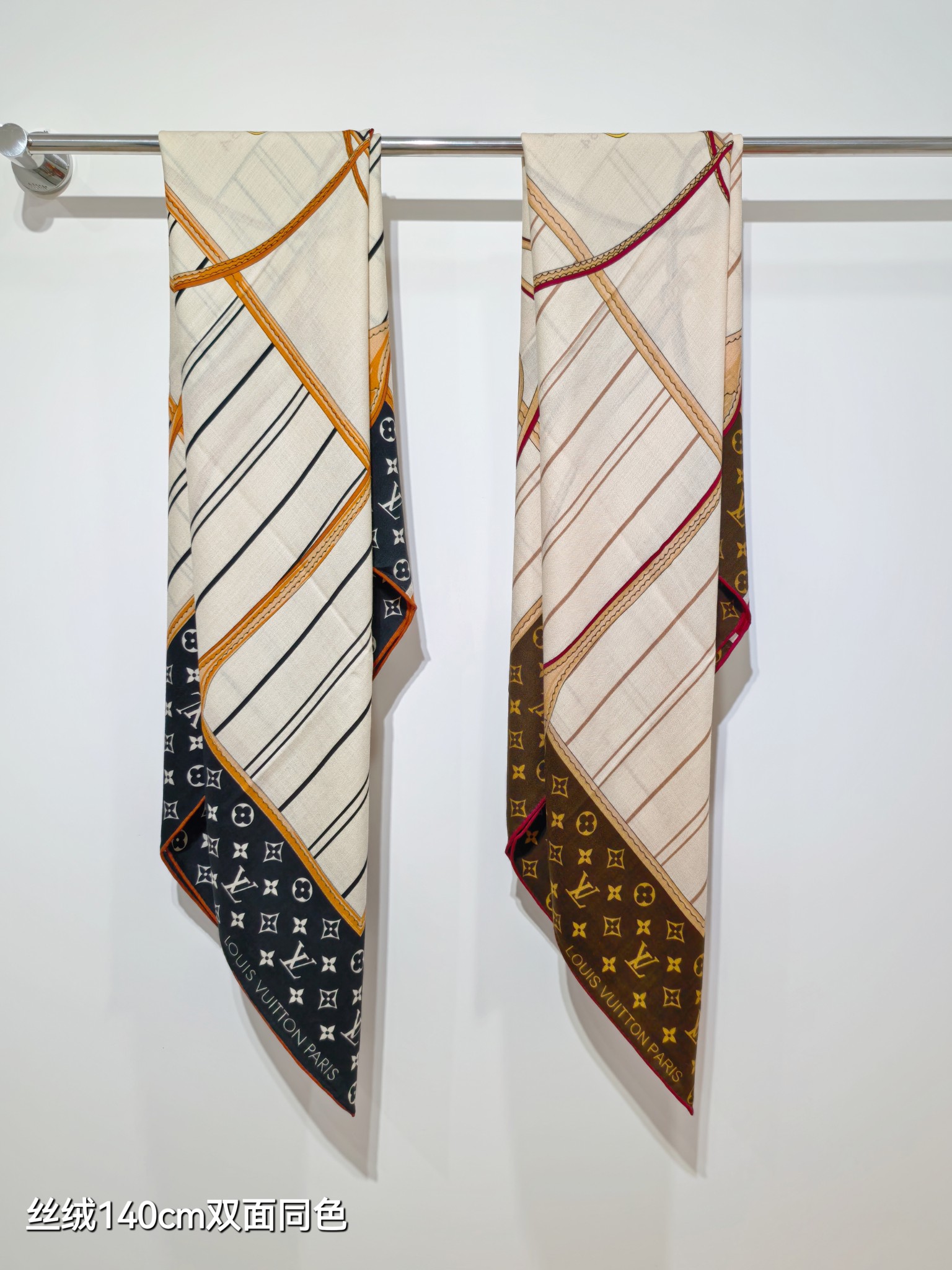 ❄RLV2542
双面同色  140x140cm 70%羊绒30%真丝
LV x TM《My Never