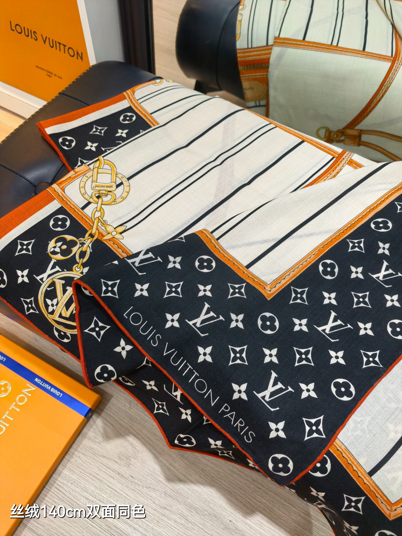 ❄RLV2542
双面同色  140x140cm 70%羊绒30%真丝
LV x TM《My Never