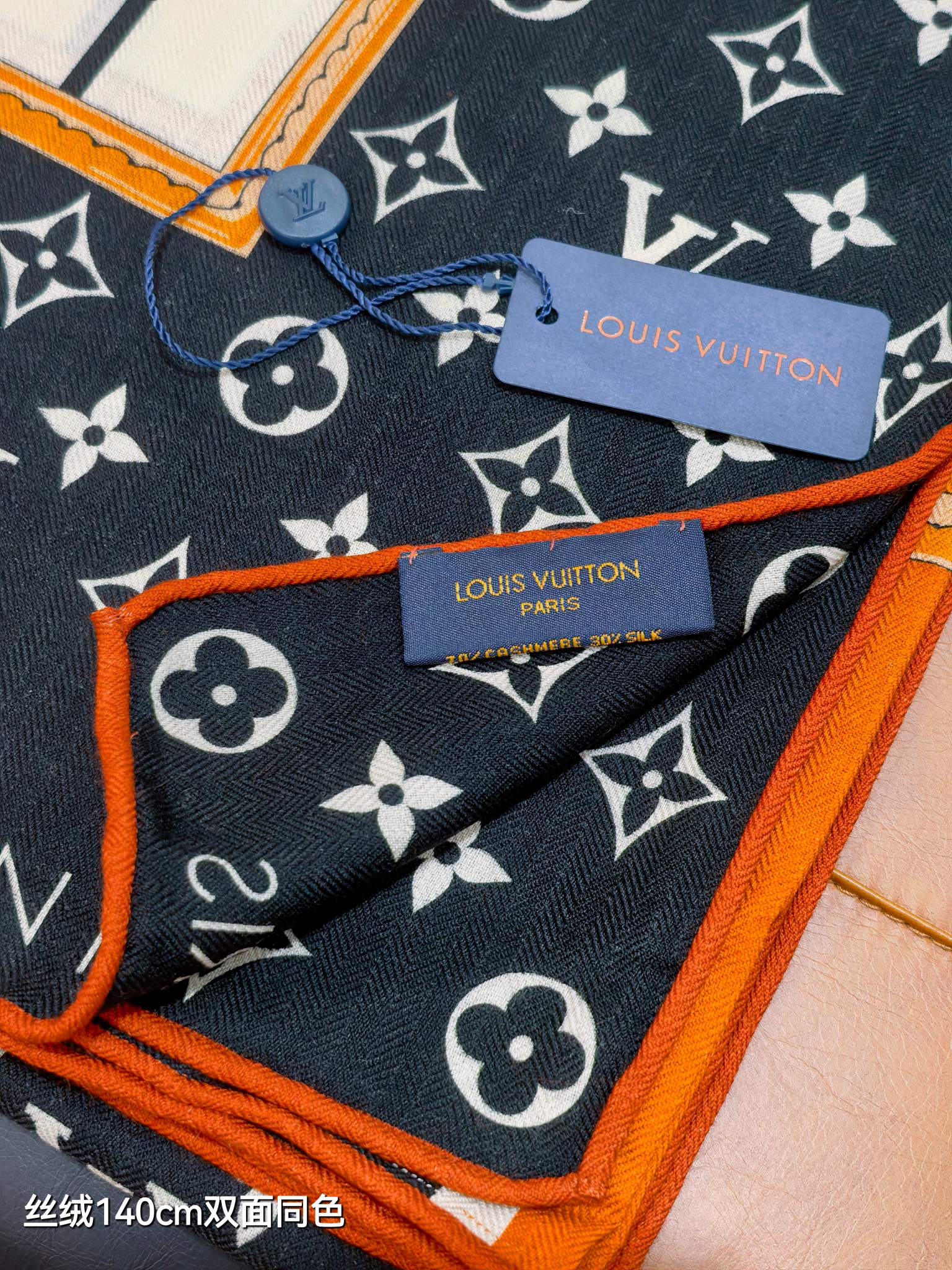 ❄RLV2542
双面同色  140x140cm 70%羊绒30%真丝
LV x TM《My Never
