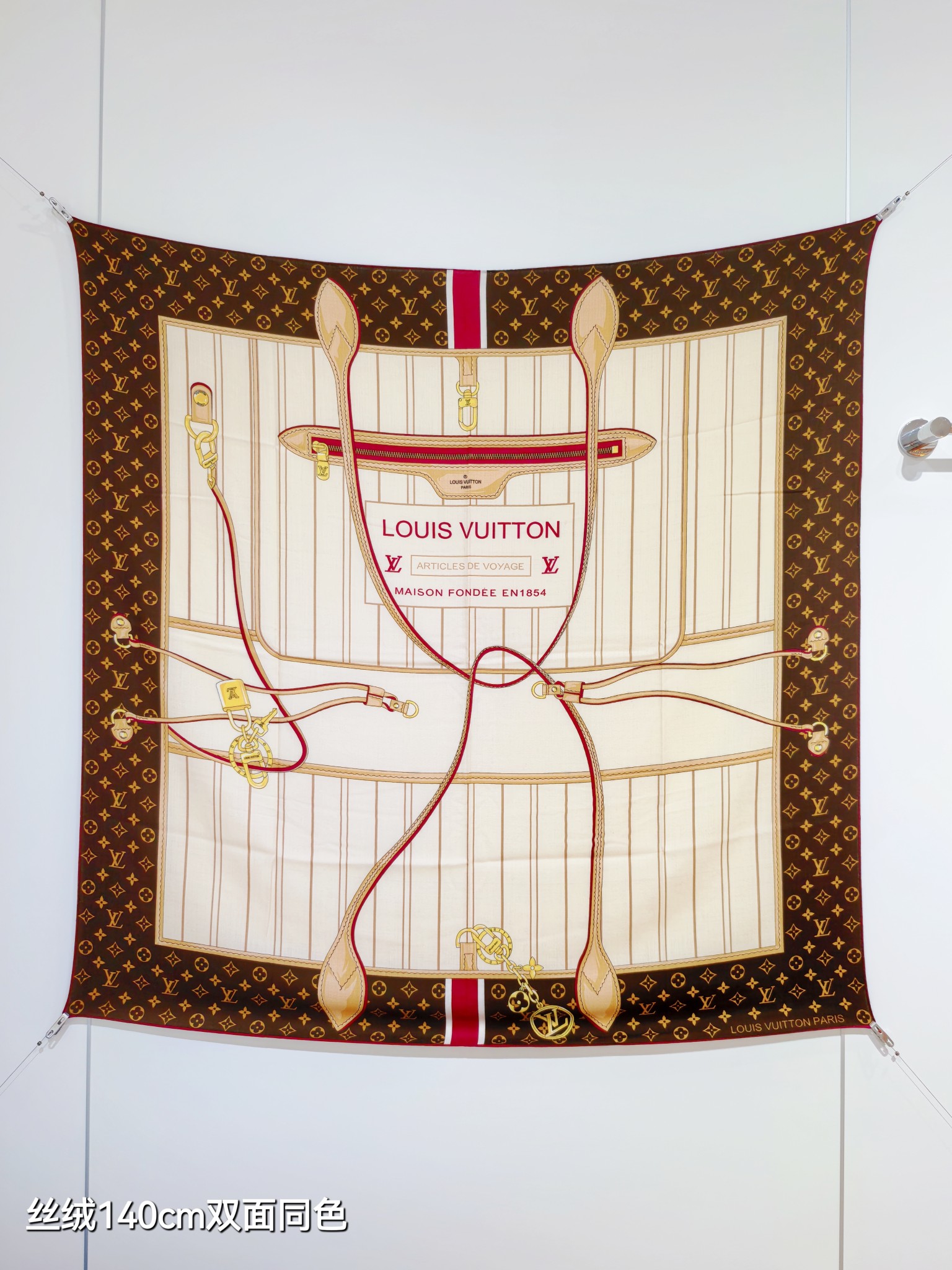 ❄RLV2542
双面同色  140x140cm 70%羊绒30%真丝
LV x TM《My Never