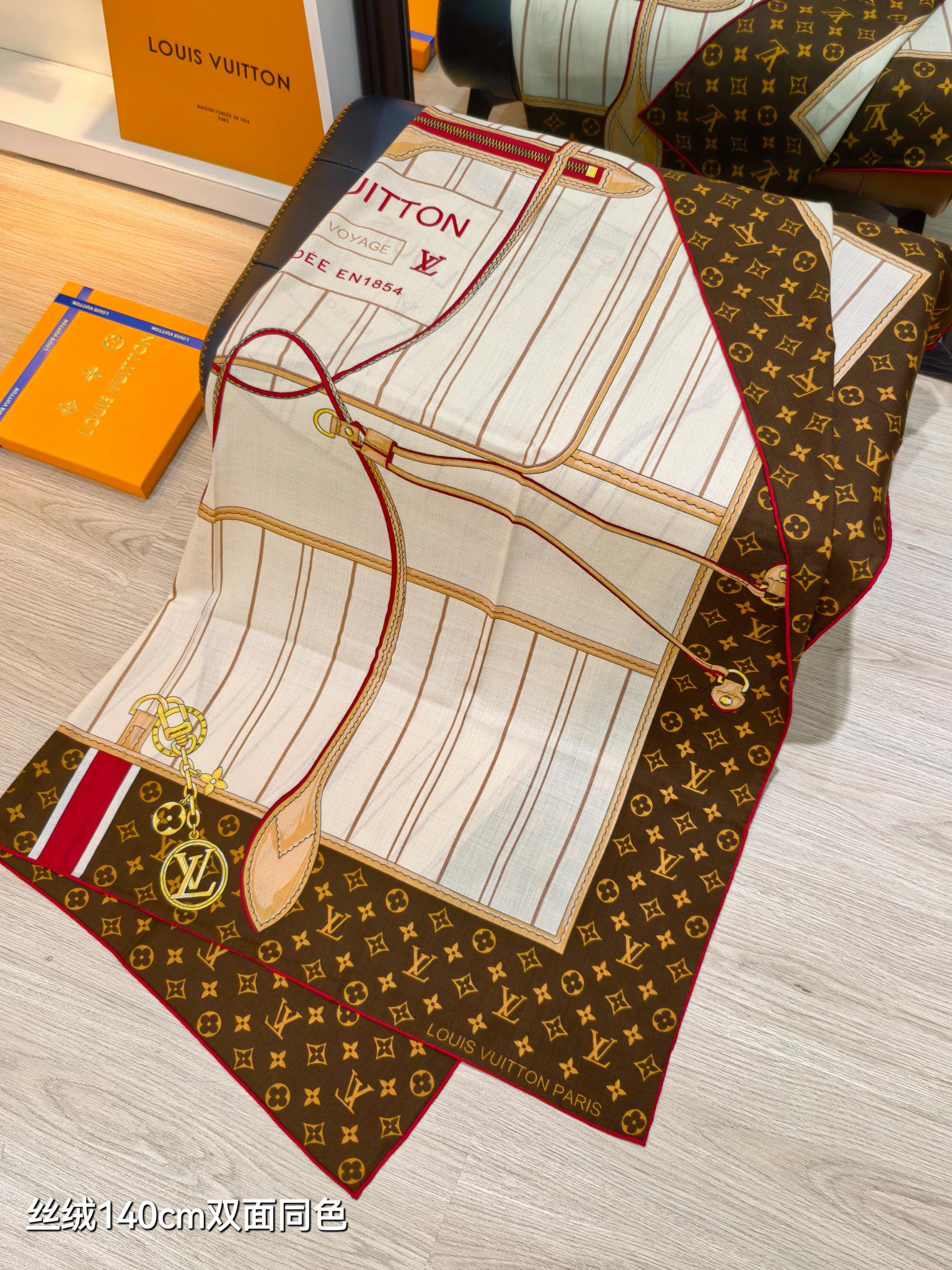 ❄RLV2542
双面同色  140x140cm 70%羊绒30%真丝
LV x TM《My Never