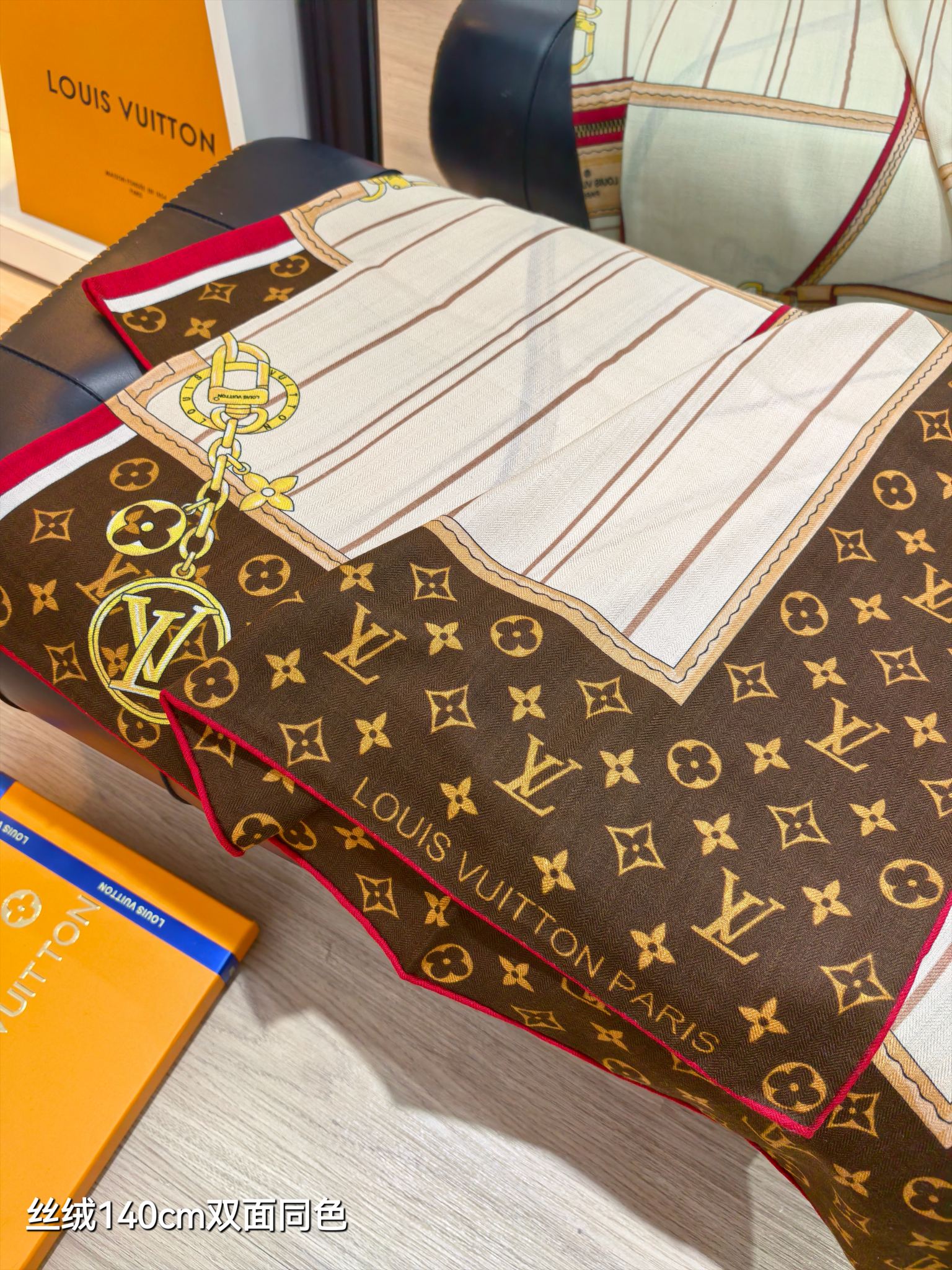 ❄RLV2542
双面同色  140x140cm 70%羊绒30%真丝
LV x TM《My Never