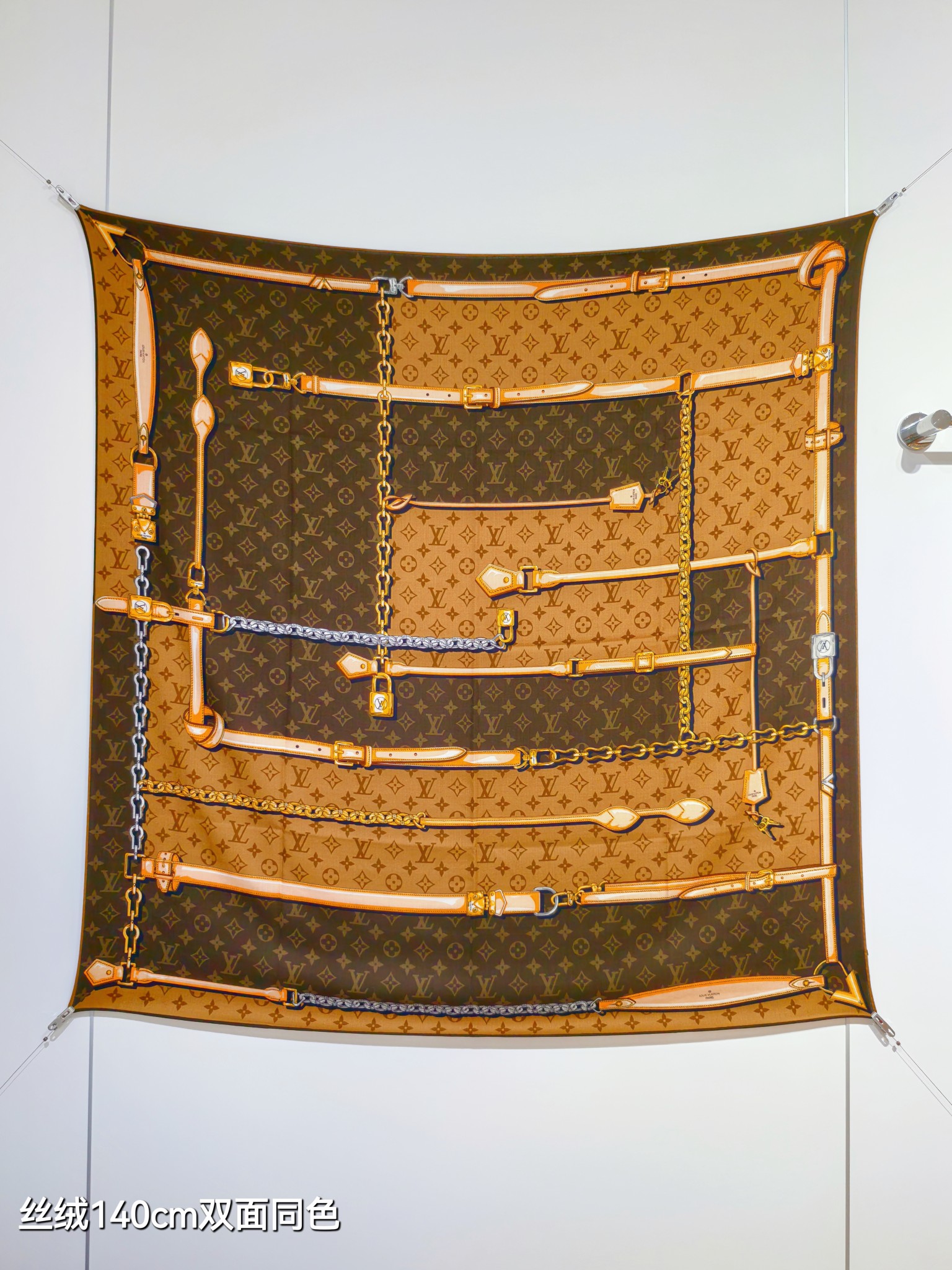 P220❄RLV2543
双面同色 140x140cm 70%羊绒30%真丝
LV《Monogram Confidential》