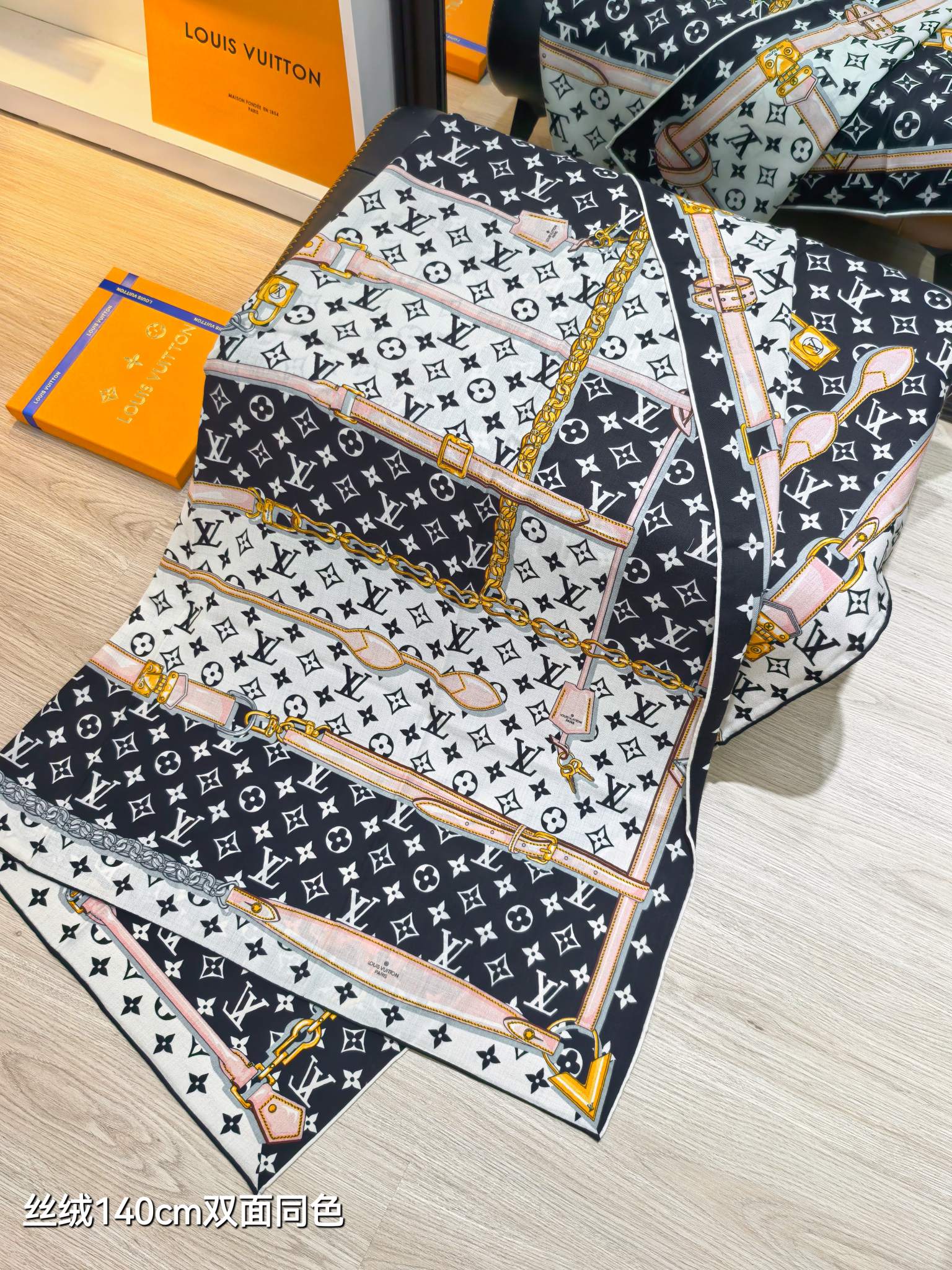 ❄RLV2543双面同色 140x140cm 70%羊绒30%真丝LV《Monogram Confide