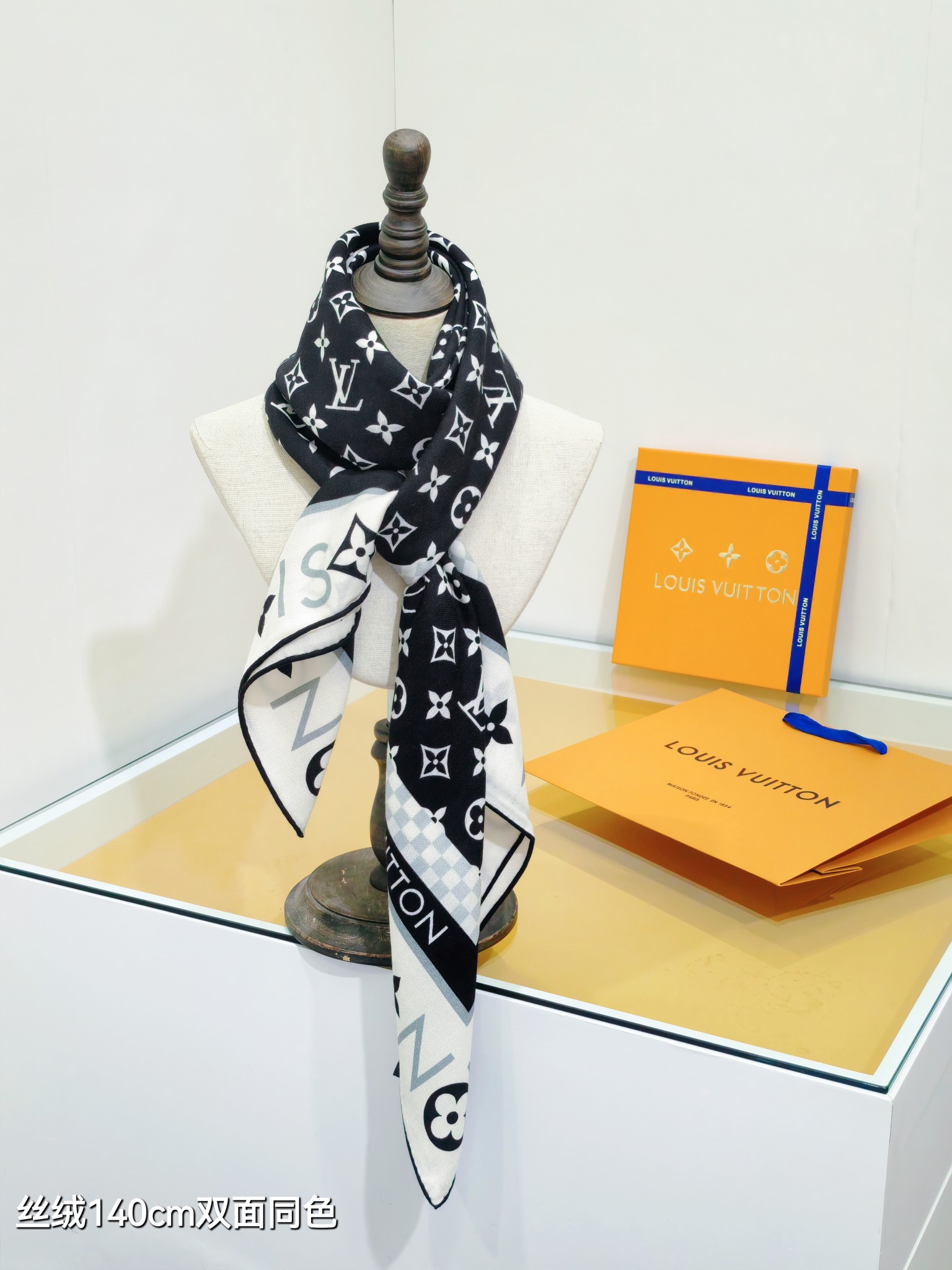 ❄RLV2545双面同色 140x140cm 70%羊绒30%真丝LV《Monogram Infinit