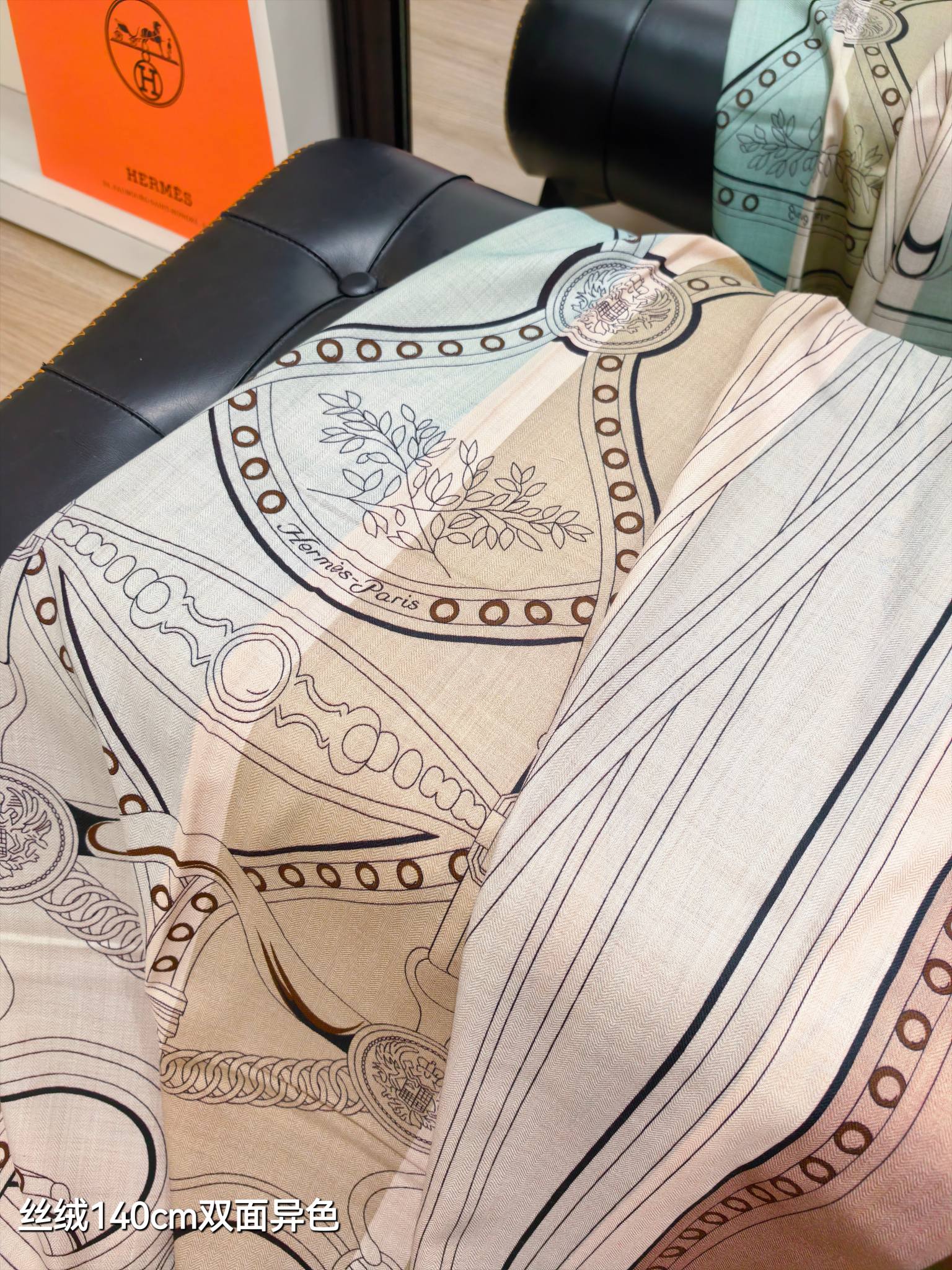 ❄RHMS2552
双面异色  140x140cm 70%羊绒30%真丝
爱马仕《盛大欢庆》