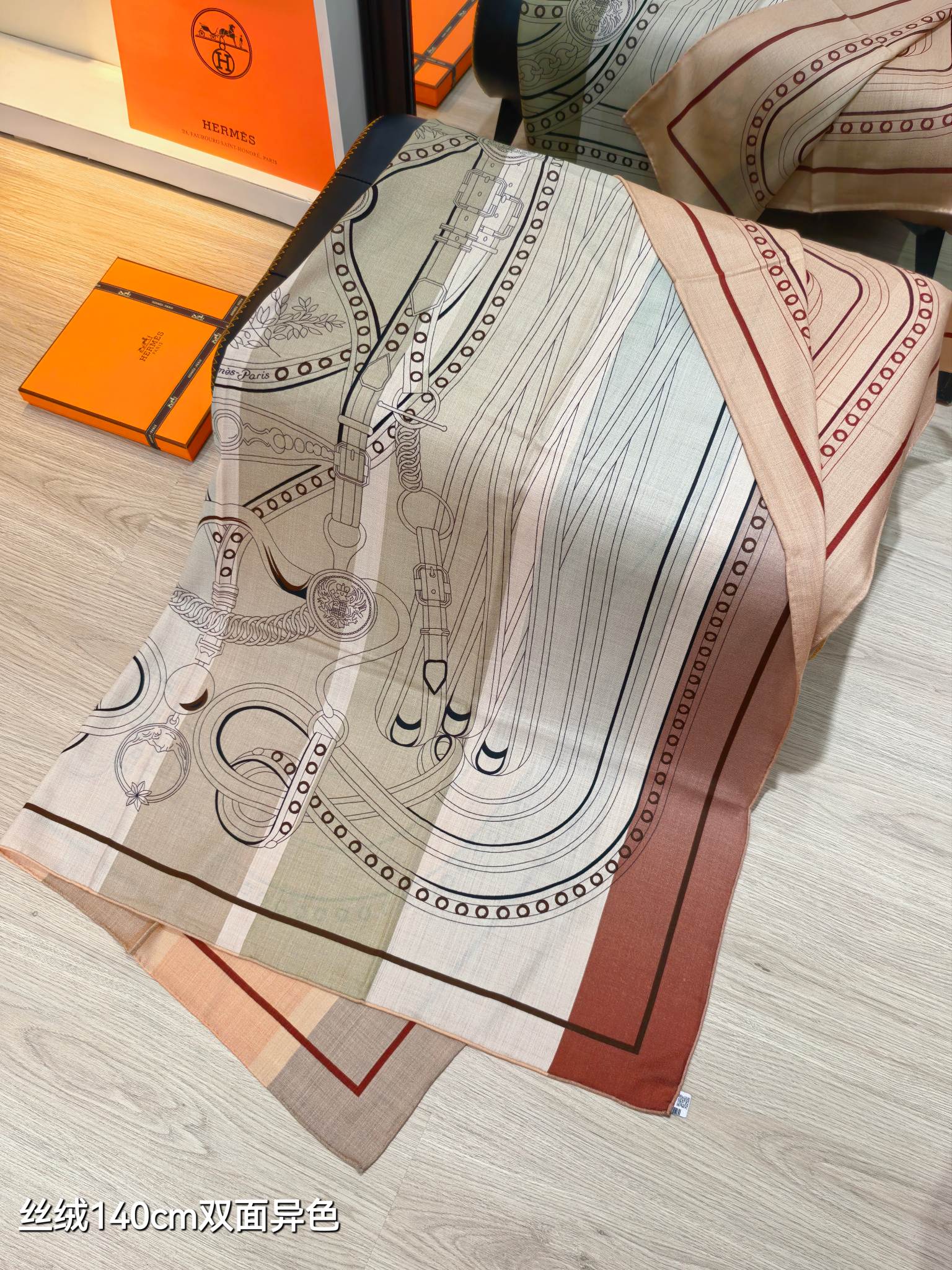 ❄RHMS2552
双面异色  140x140cm 70%羊绒30%真丝
爱马仕《盛大欢庆》