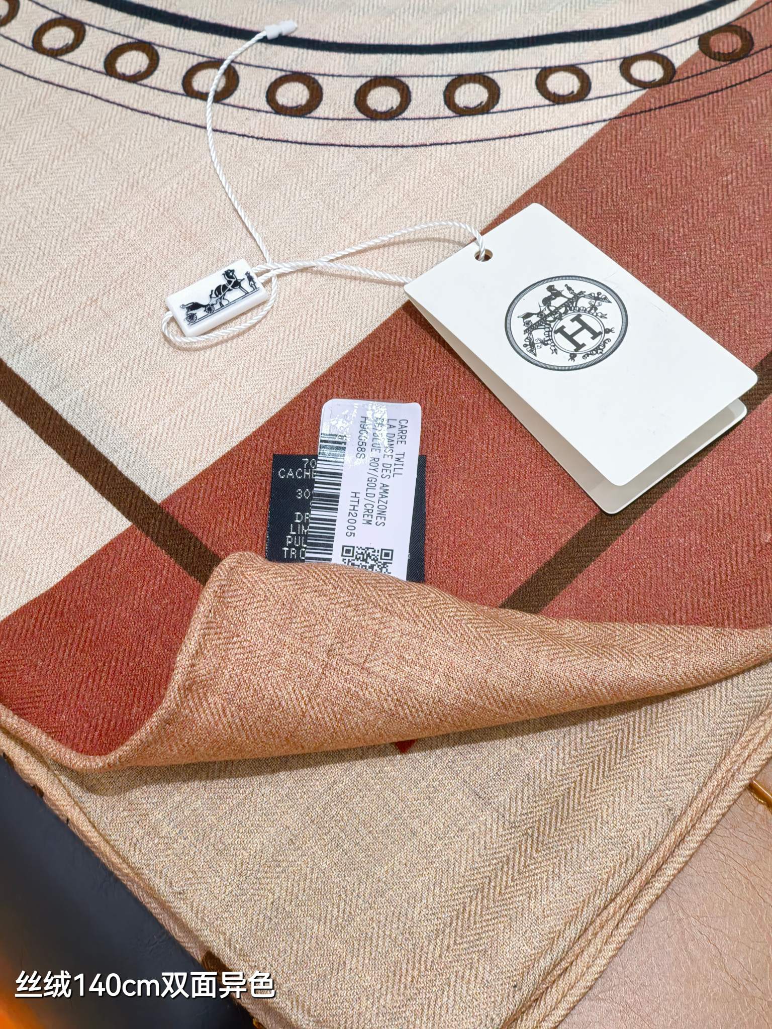 ❄RHMS2552
双面异色  140x140cm 70%羊绒30%真丝
爱马仕《盛大欢庆》