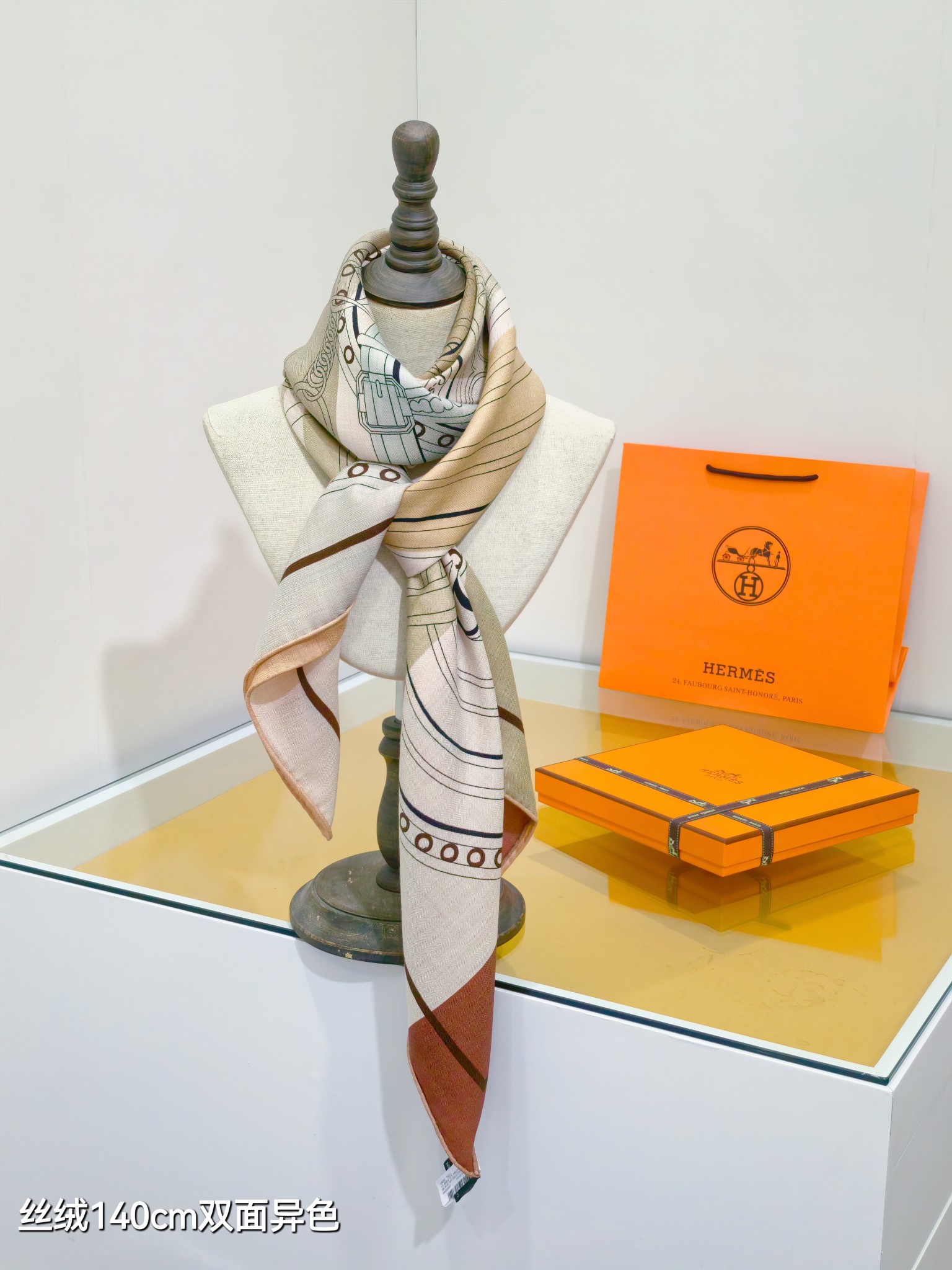 ❄RHMS2552
双面异色  140x140cm 70%羊绒30%真丝
爱马仕《盛大欢庆》