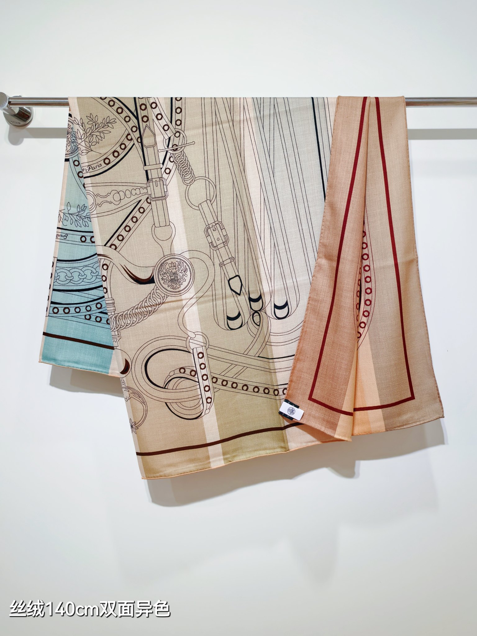 ❄RHMS2552
双面异色  140x140cm 70%羊绒30%真丝
爱马仕《盛大欢庆》