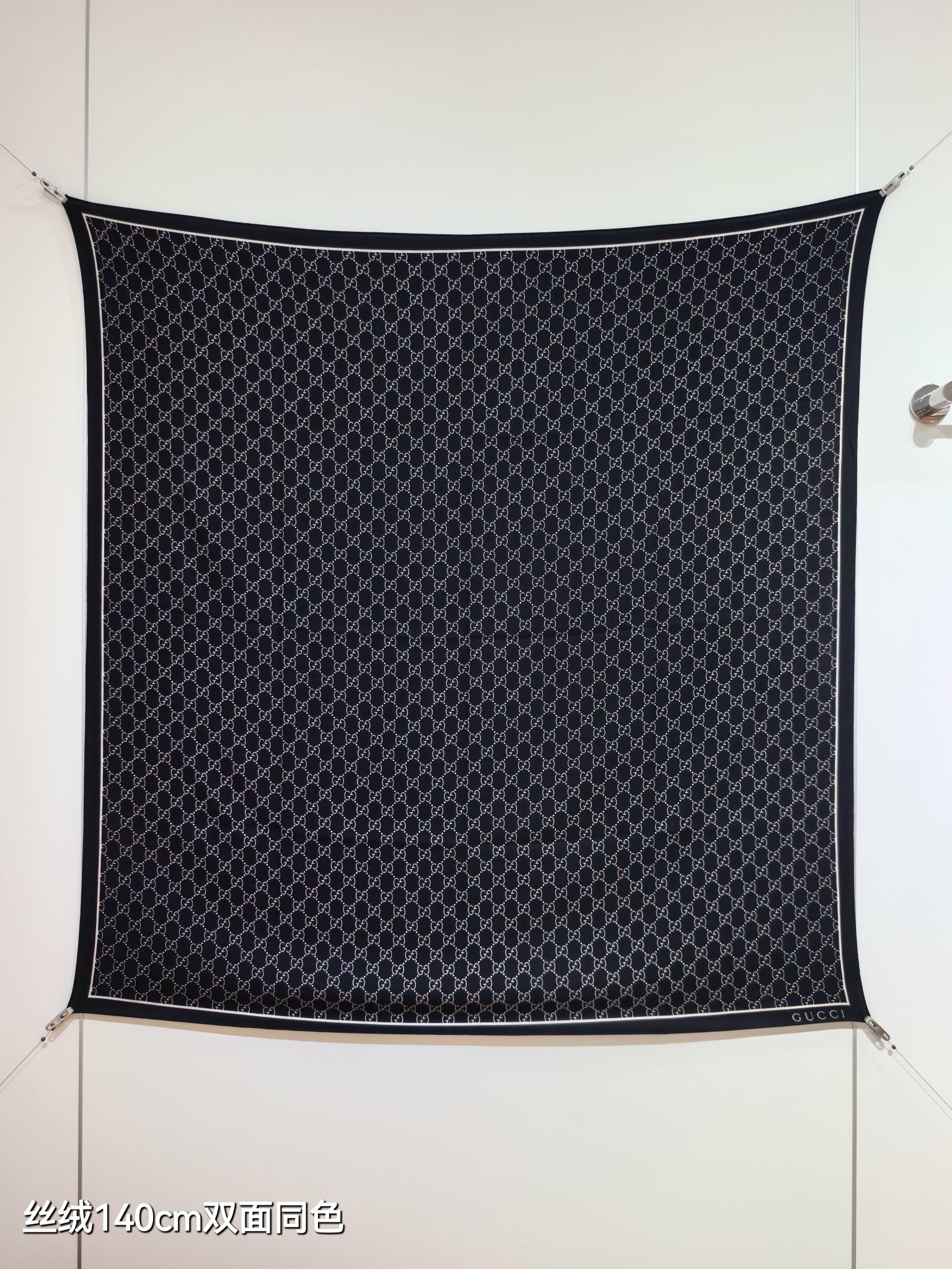 P220❄RGC2517
双面同色  140x140cm 70%羊绒30%真丝
古驰《》