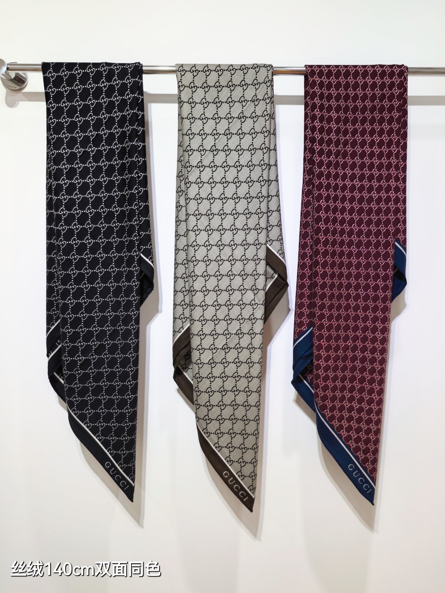 ❄RGC2517
双面同色  140x140cm 70%羊绒30%真丝
古驰《》