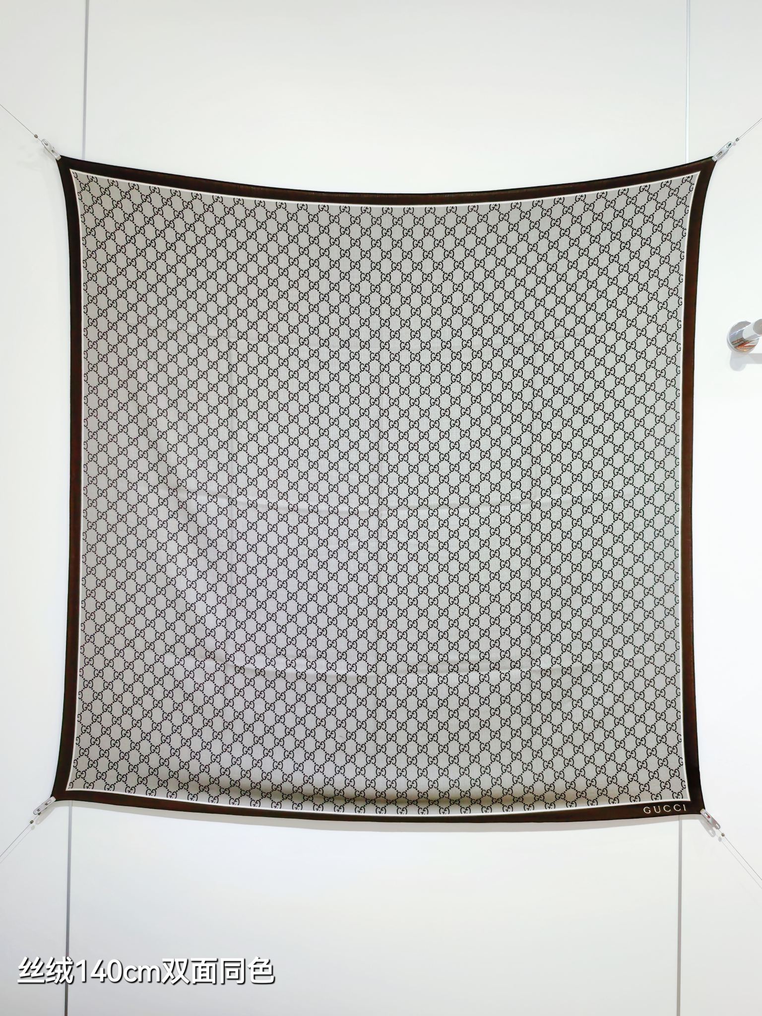 P220❄RGC2517
双面同色  140x140cm 70%羊绒30%真丝
古驰《》