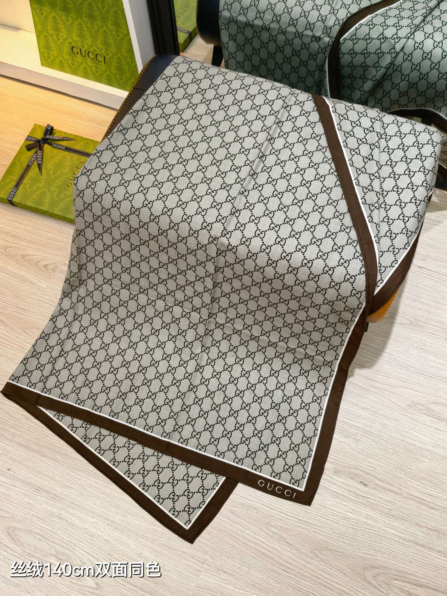 ❄RGC2517
双面同色  140x140cm 70%羊绒30%真丝
古驰《》