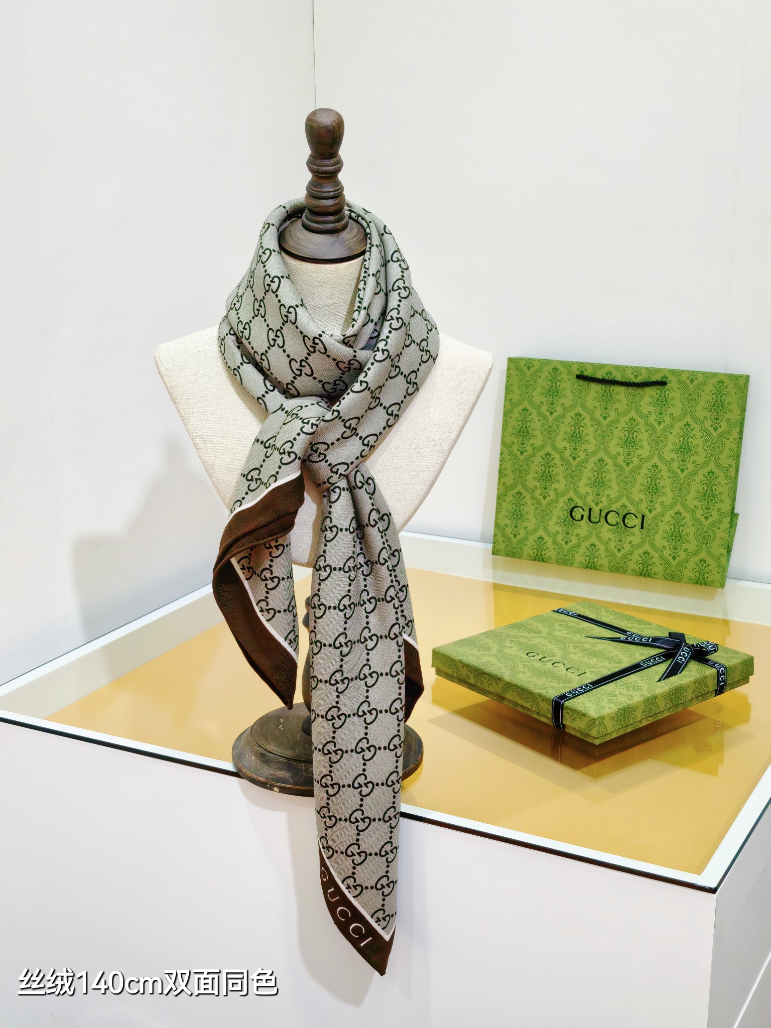 ❄RGC2517
双面同色  140x140cm 70%羊绒30%真丝
古驰《》