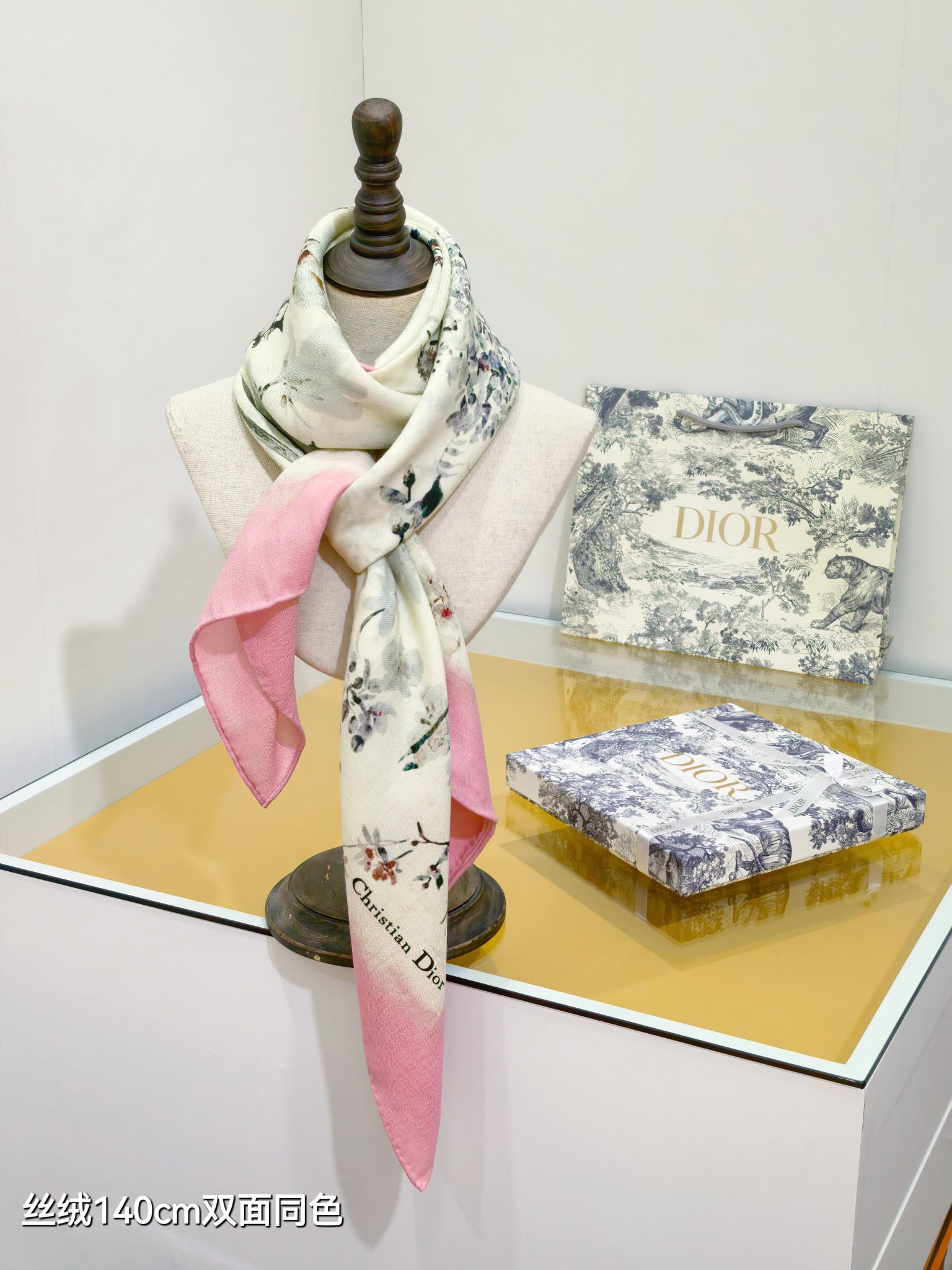 P235❄RDO2530
双面同色  140x140cm 70%羊绒30%真丝
迪奥《》