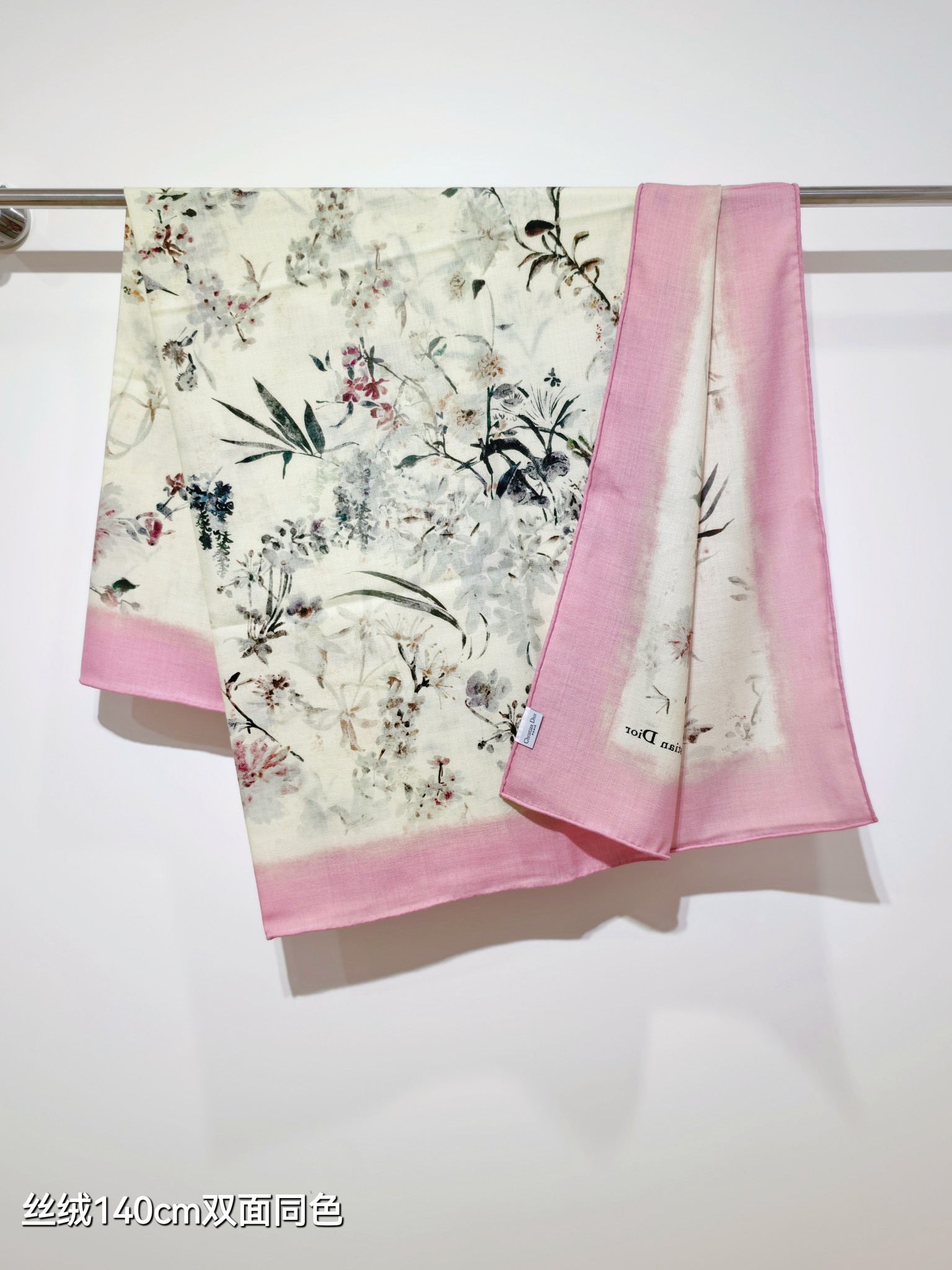 P235❄RDO2530
双面同色  140x140cm 70%羊绒30%真丝
迪奥《》