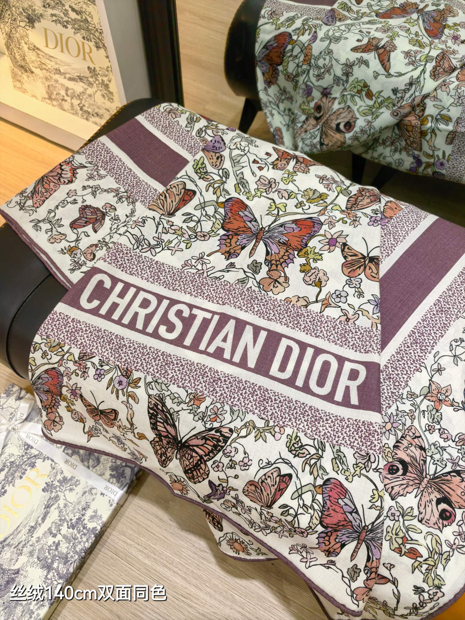 ❄RDO2532
双面同色  140x140cm 70%羊绒30%真丝
迪奥《》