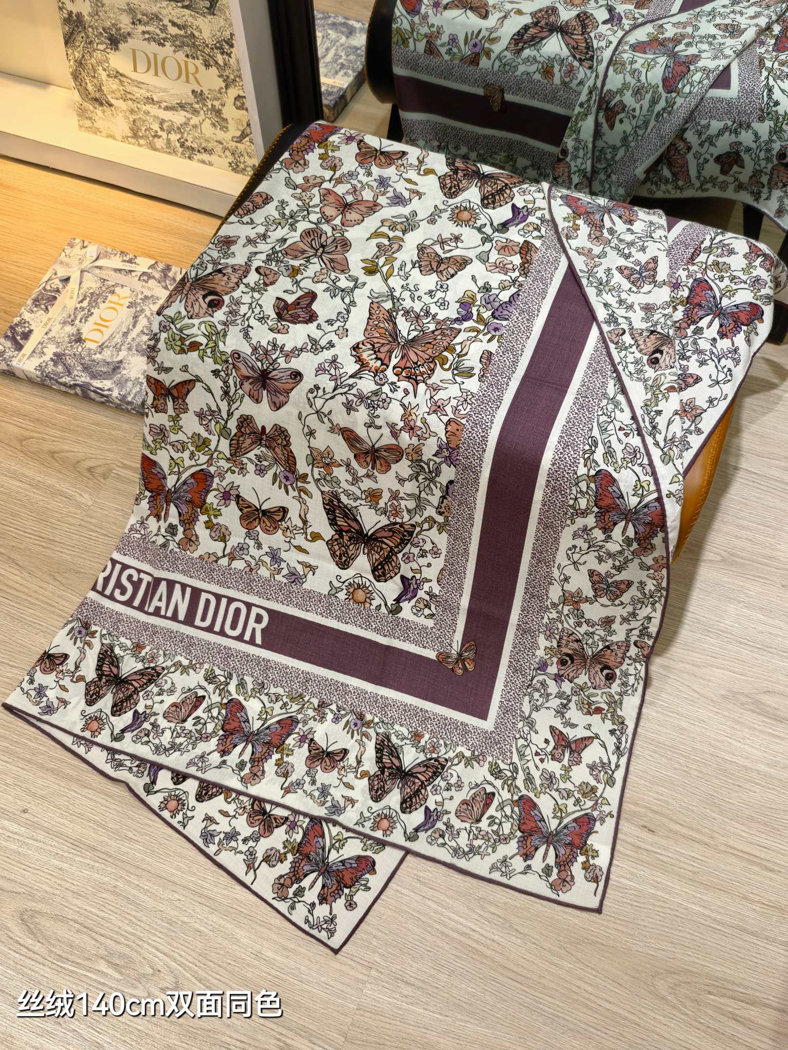 ❄RDO2532
双面同色  140x140cm 70%羊绒30%真丝
迪奥《》