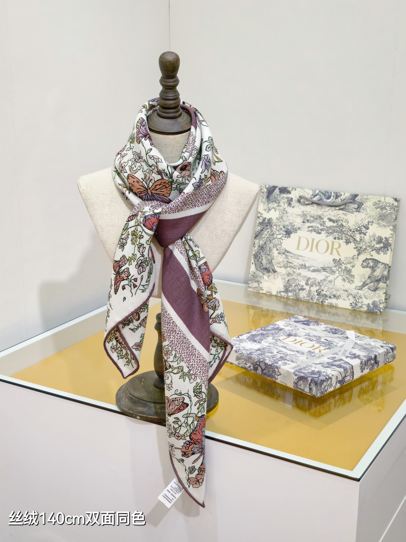 ❄RDO2532
双面同色  140x140cm 70%羊绒30%真丝
迪奥《》