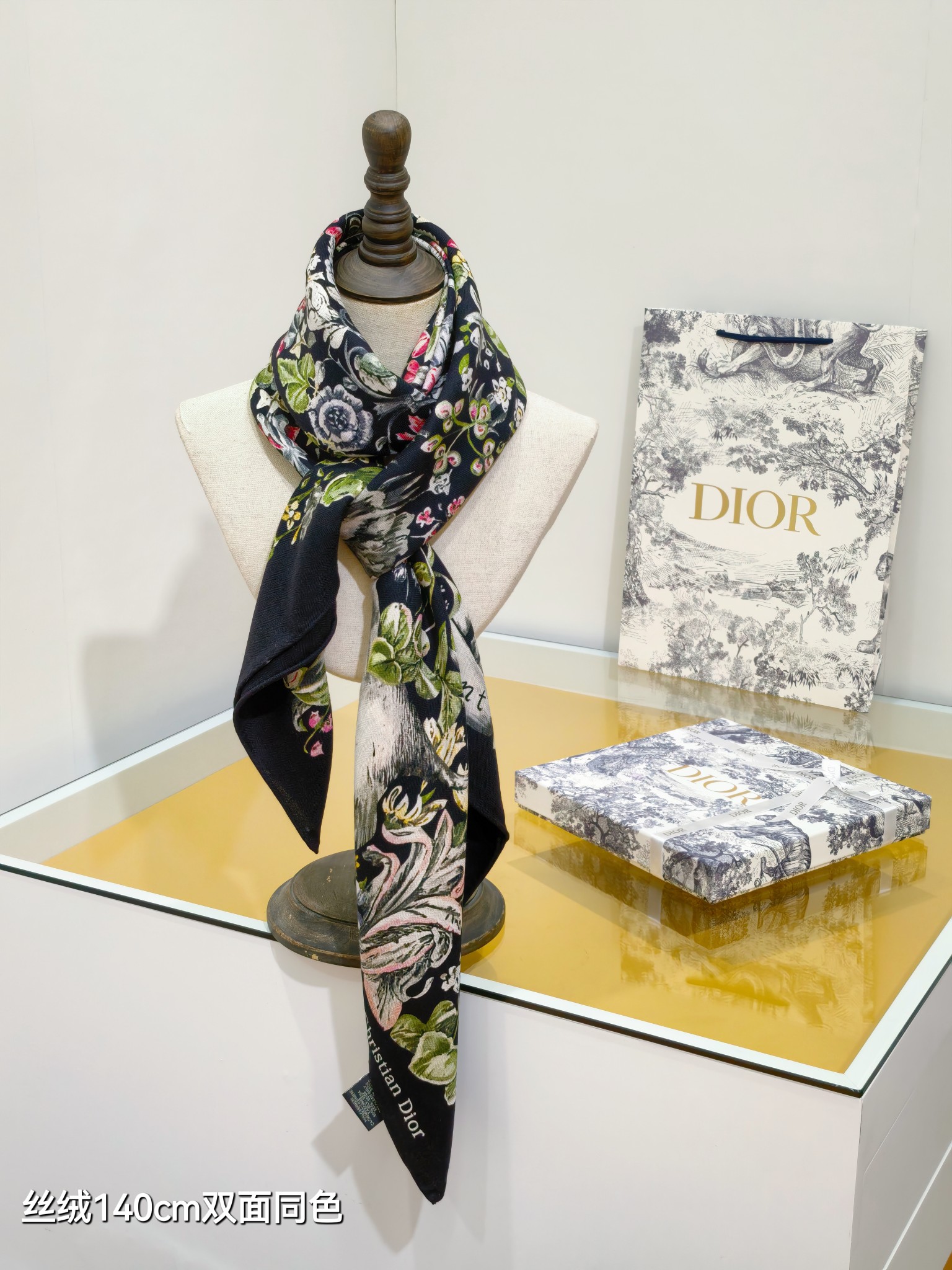 ❄RDO2535
双面同色  140x140cm 70%羊绒30%真丝
迪奥《》