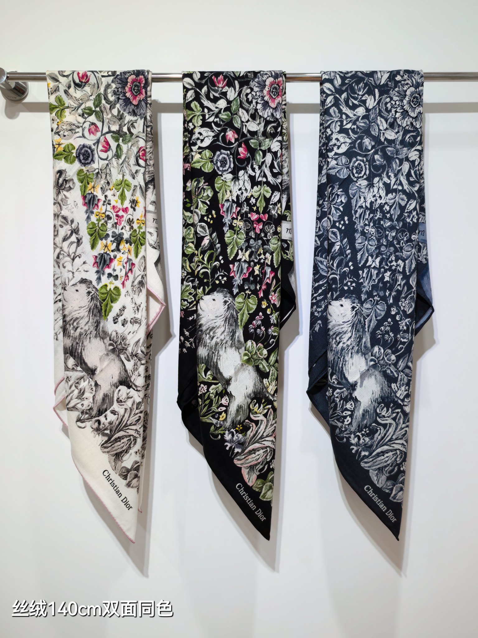 ❄RDO2535
双面同色  140x140cm 70%羊绒30%真丝
迪奥《》