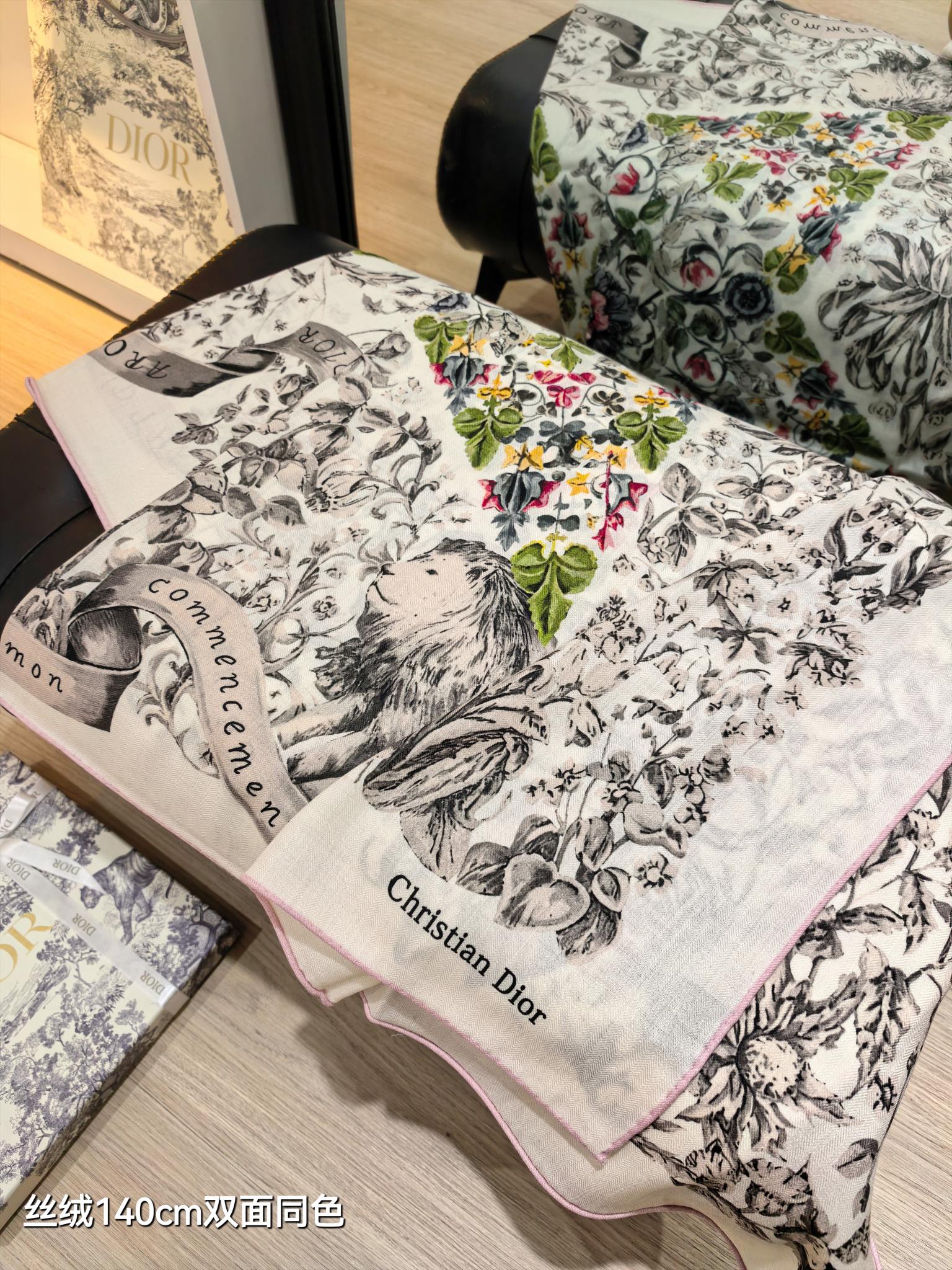 ❄RDO2535
双面同色  140x140cm 70%羊绒30%真丝
迪奥《》