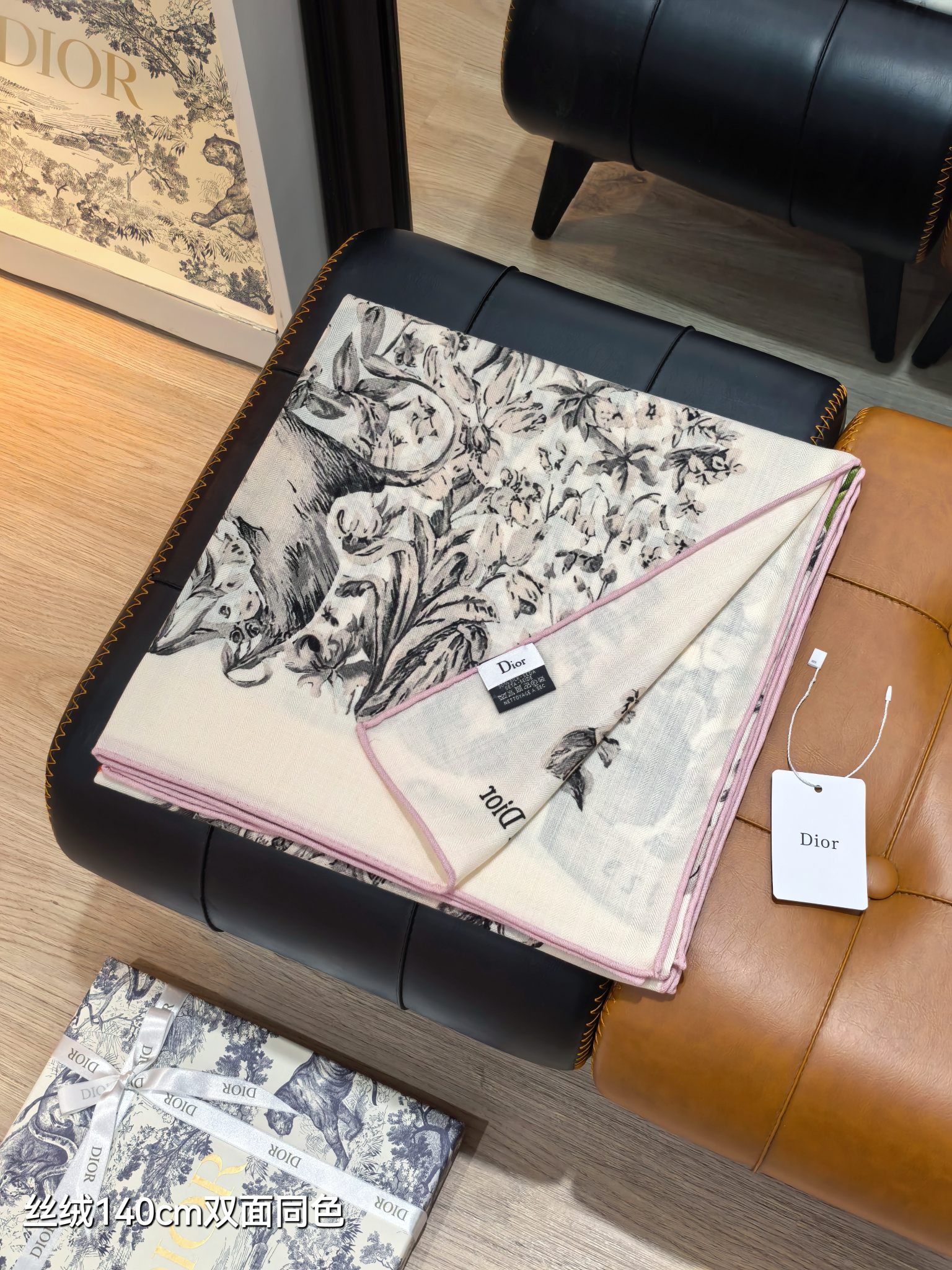 ❄RDO2535
双面同色  140x140cm 70%羊绒30%真丝
迪奥《》