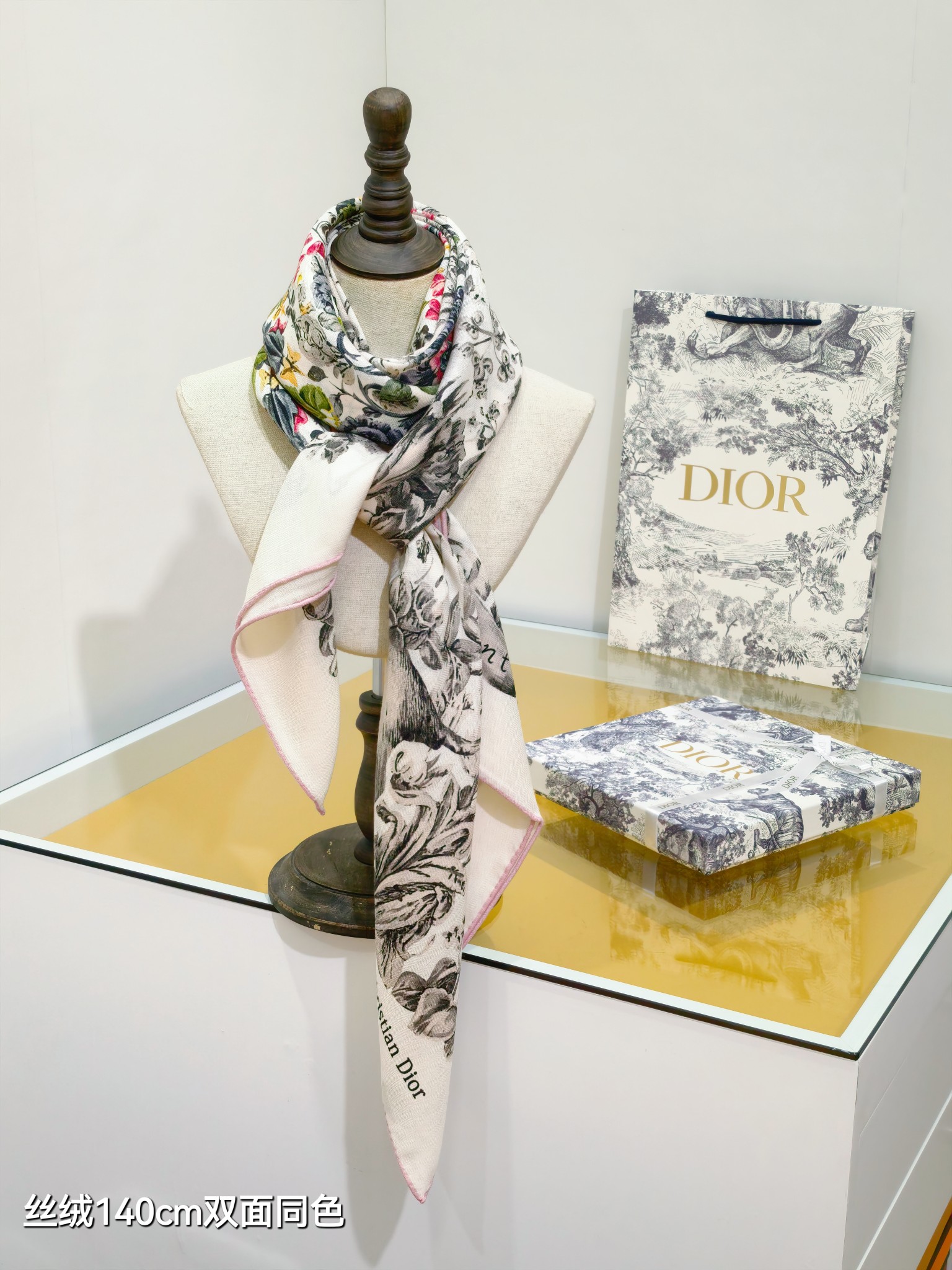 ❄RDO2535
双面同色  140x140cm 70%羊绒30%真丝
迪奥《》