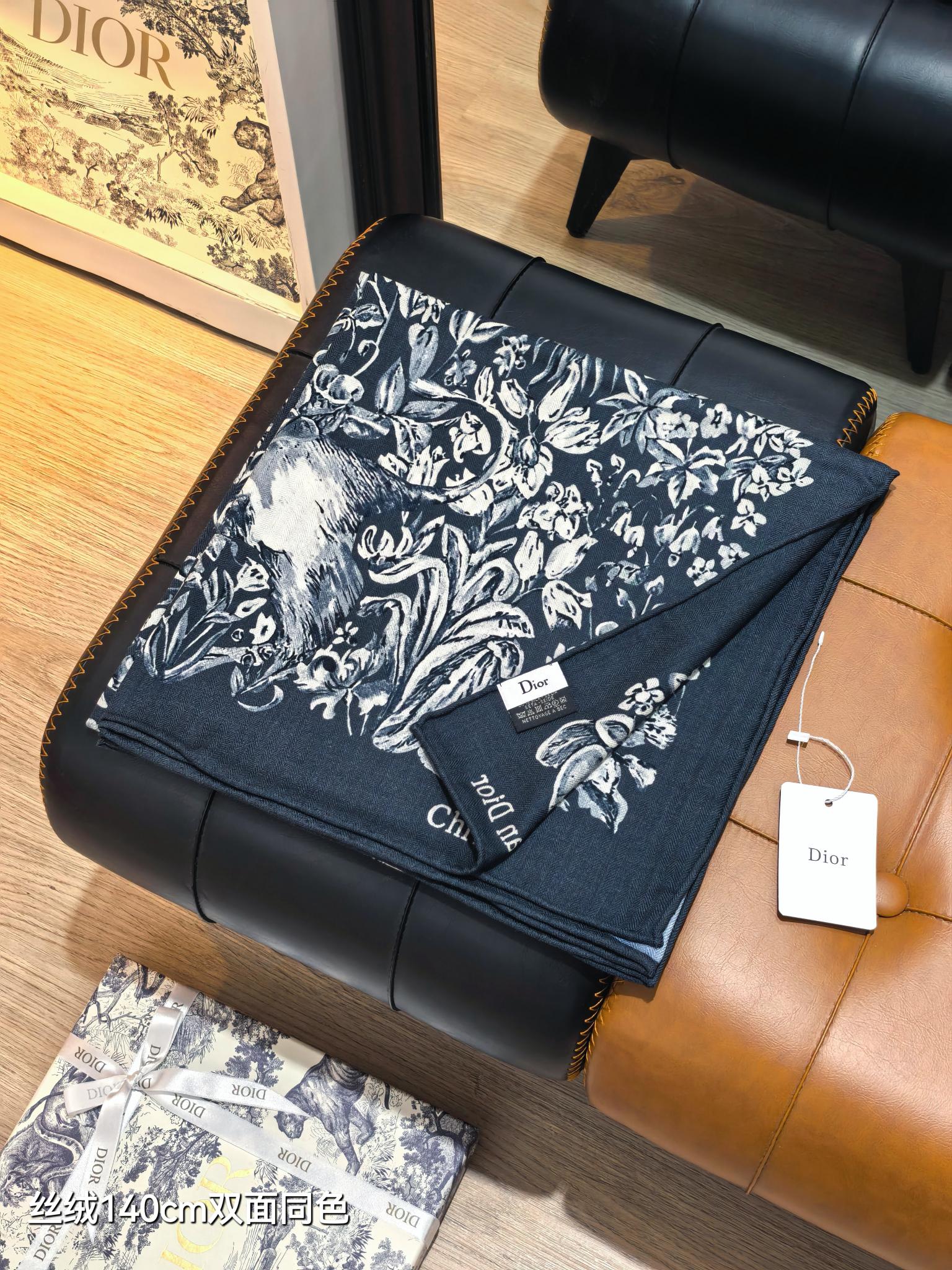 ❄RDO2535
双面同色  140x140cm 70%羊绒30%真丝
迪奥《》