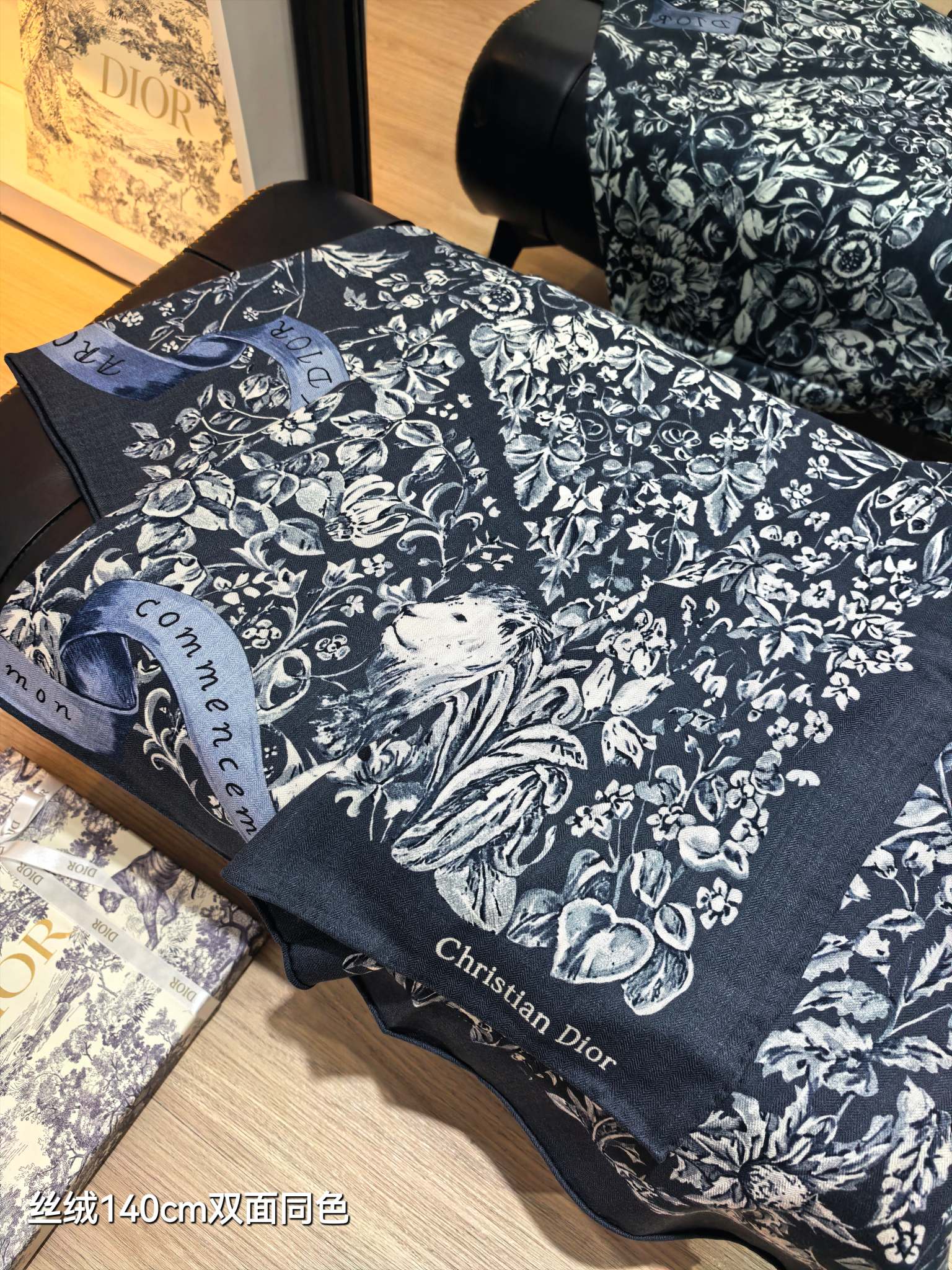 ❄RDO2535
双面同色  140x140cm 70%羊绒30%真丝
迪奥《》