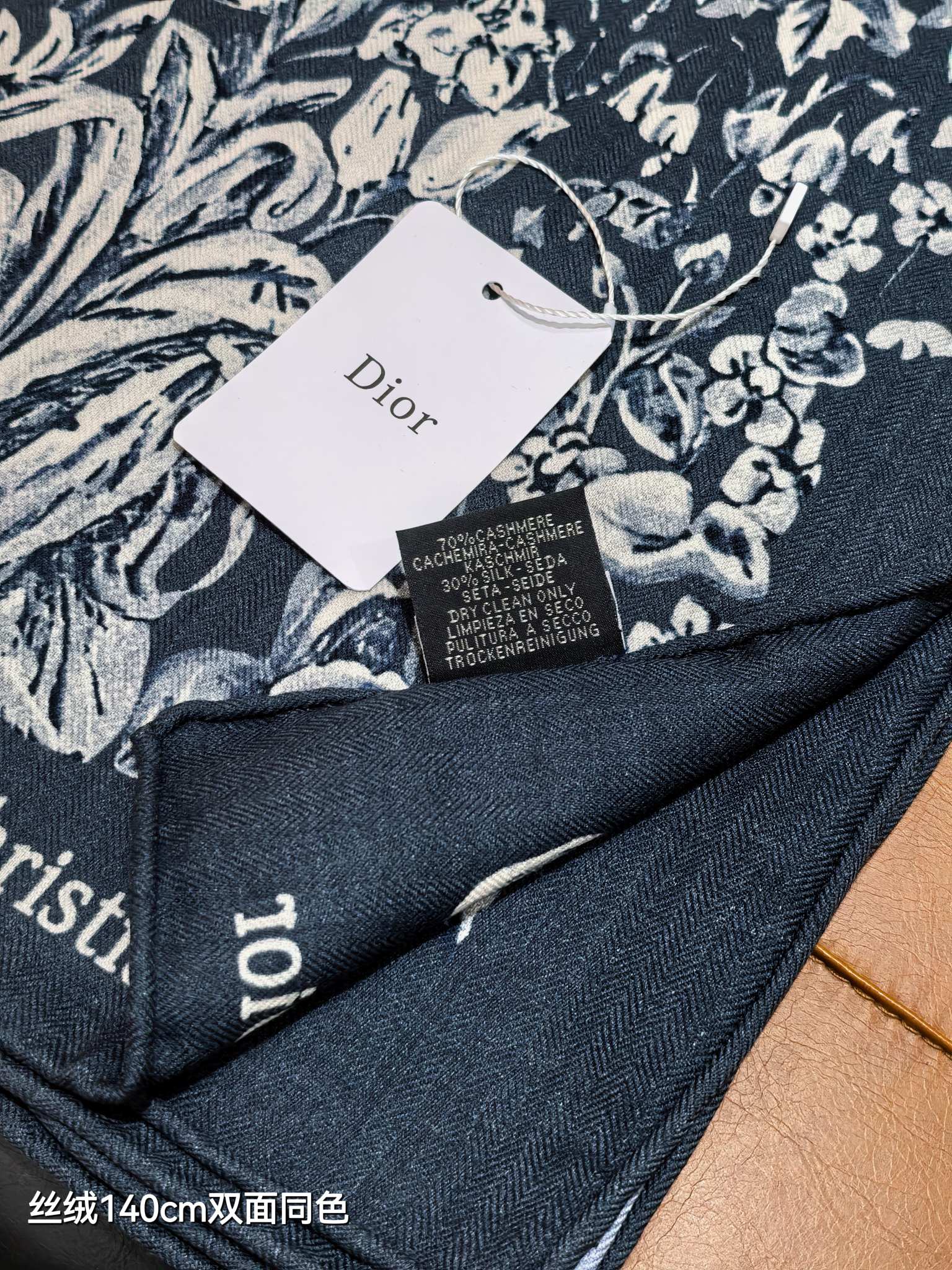 ❄RDO2535
双面同色  140x140cm 70%羊绒30%真丝
迪奥《》