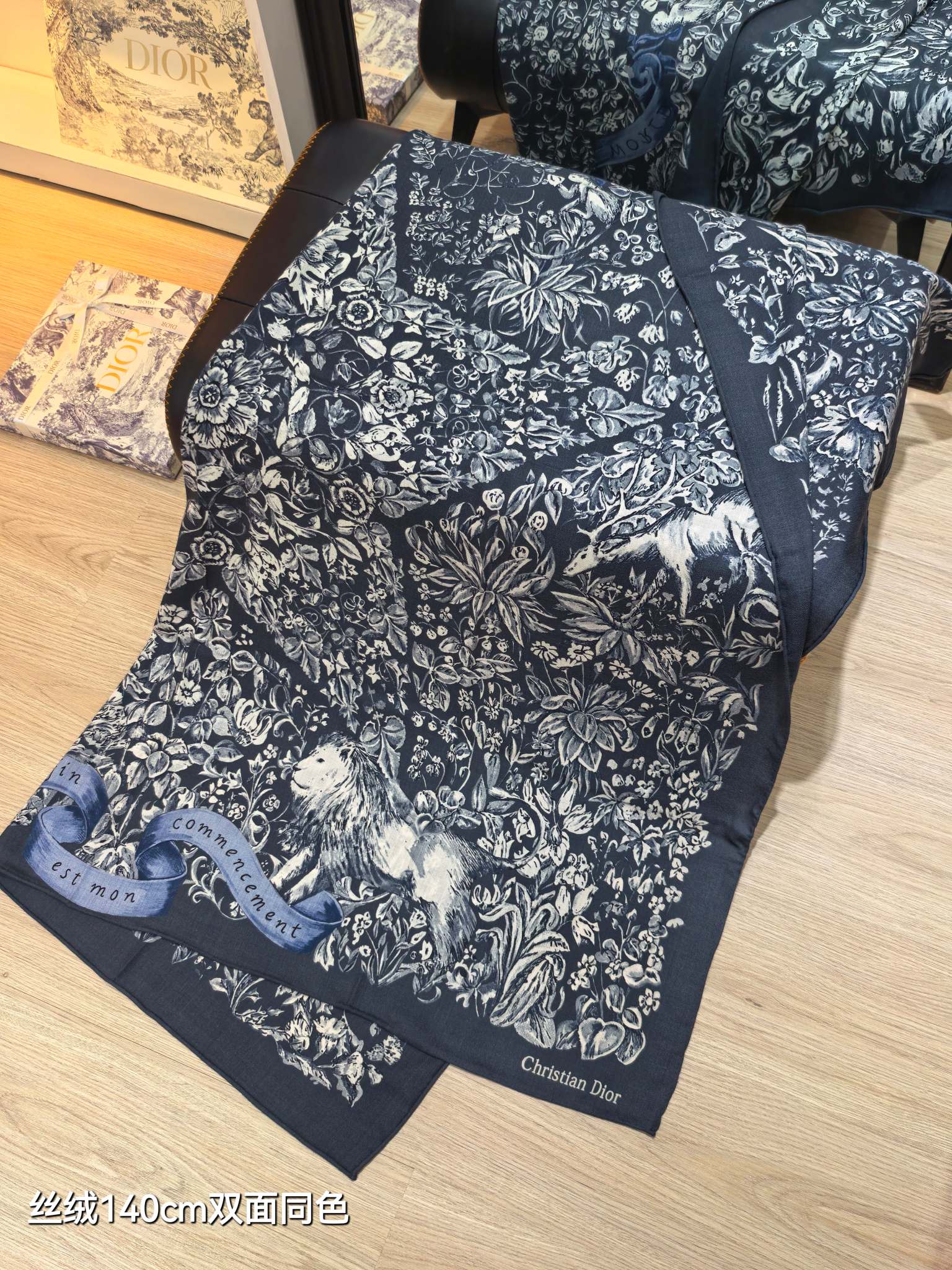 ❄RDO2535
双面同色  140x140cm 70%羊绒30%真丝
迪奥《》