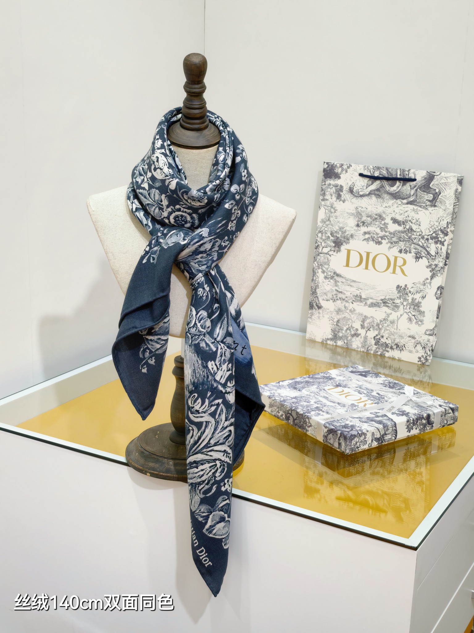 ❄RDO2535
双面同色  140x140cm 70%羊绒30%真丝
迪奥《》