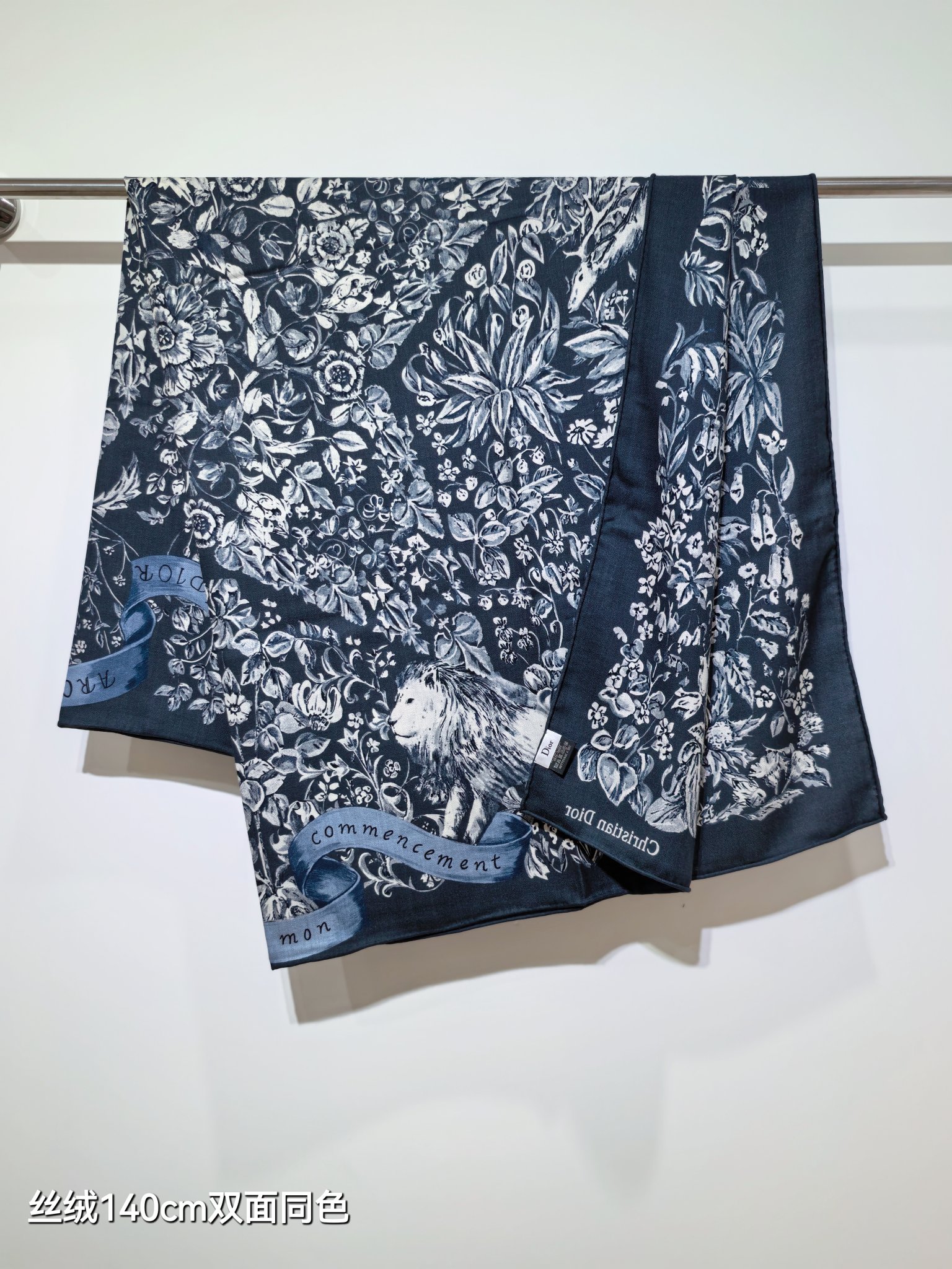 ❄RDO2535
双面同色  140x140cm 70%羊绒30%真丝
迪奥《》