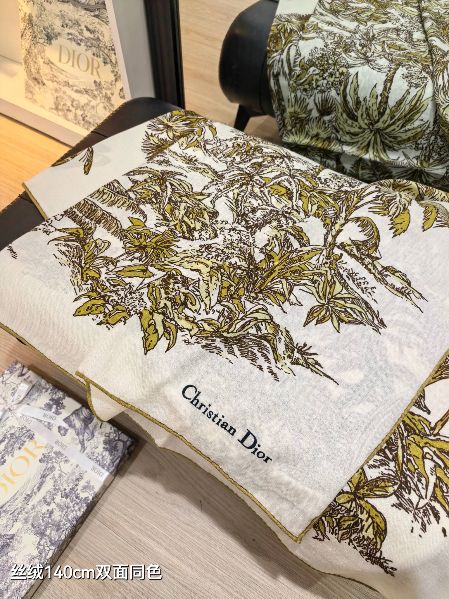 ❄RDO2536
双面同色  140x140cm 70%羊绒30%真丝
迪奥《》