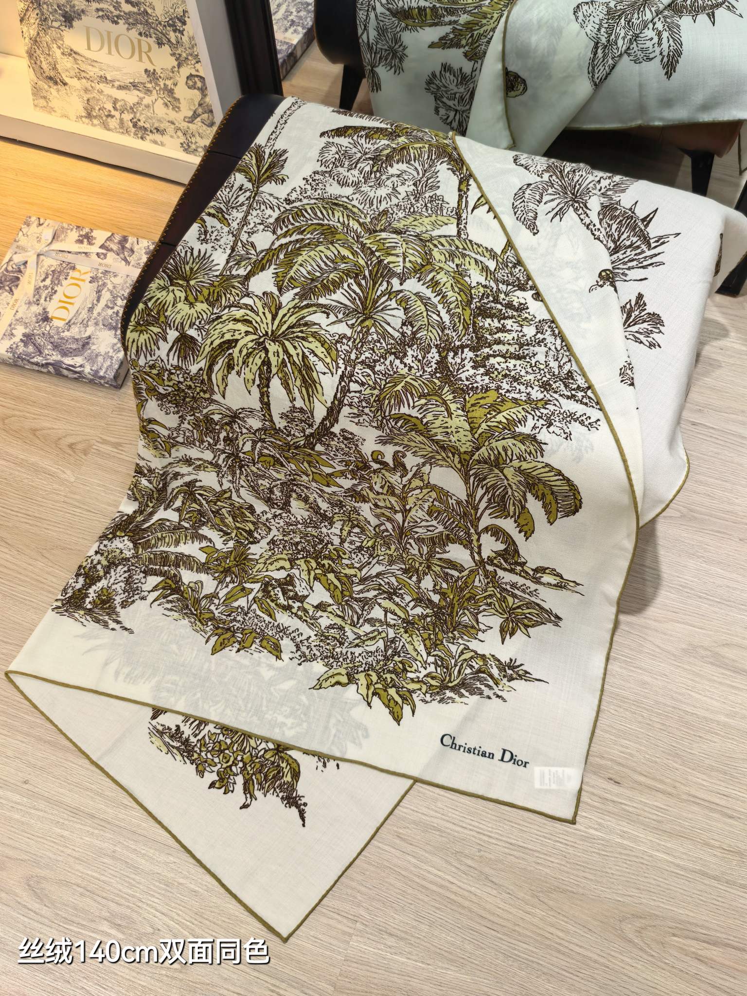 ❄RDO2536
双面同色  140x140cm 70%羊绒30%真丝
迪奥《》