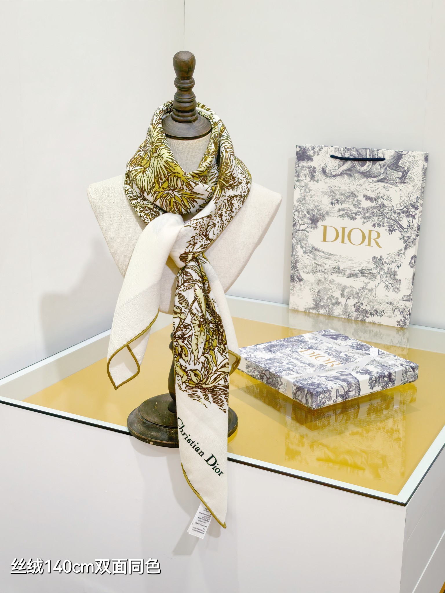 ❄RDO2536
双面同色  140x140cm 70%羊绒30%真丝
迪奥《》