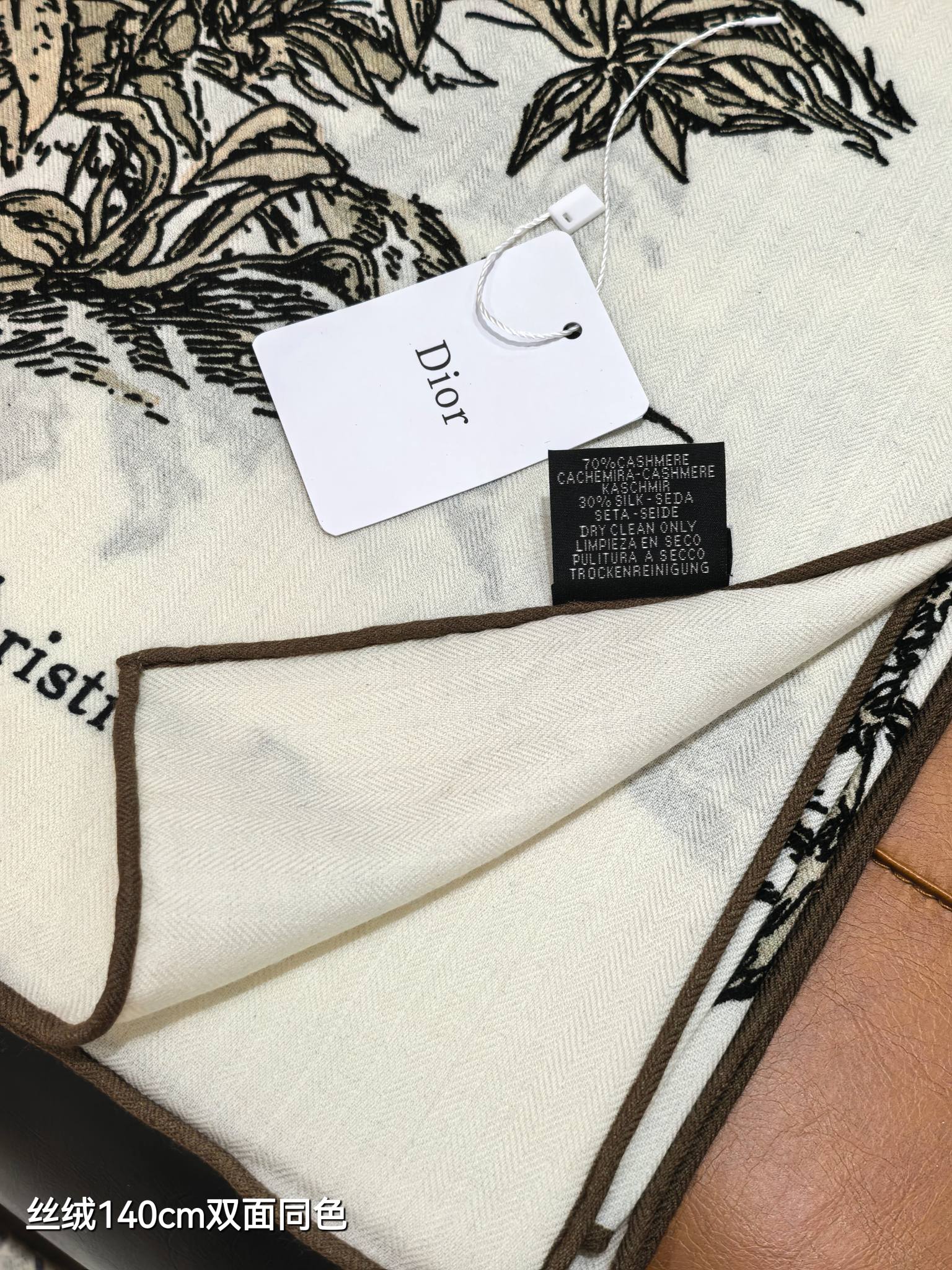 ❄RDO2536
双面同色  140x140cm 70%羊绒30%真丝
迪奥《》