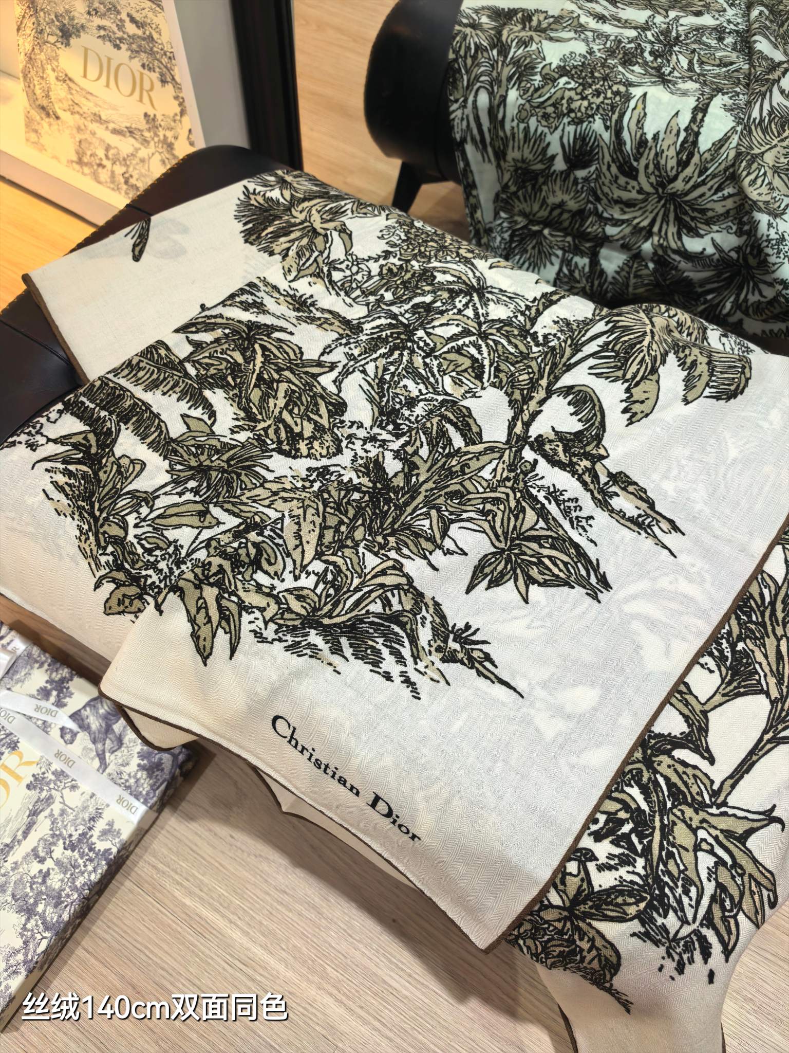 ❄RDO2536
双面同色  140x140cm 70%羊绒30%真丝
迪奥《》