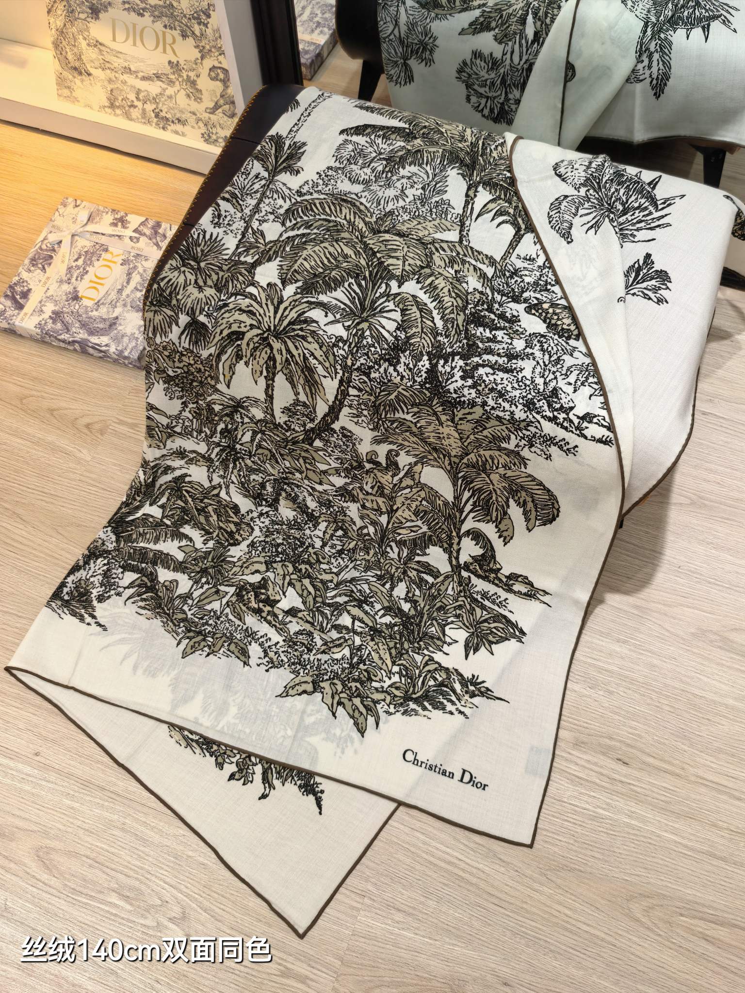 ❄RDO2536
双面同色  140x140cm 70%羊绒30%真丝
迪奥《》