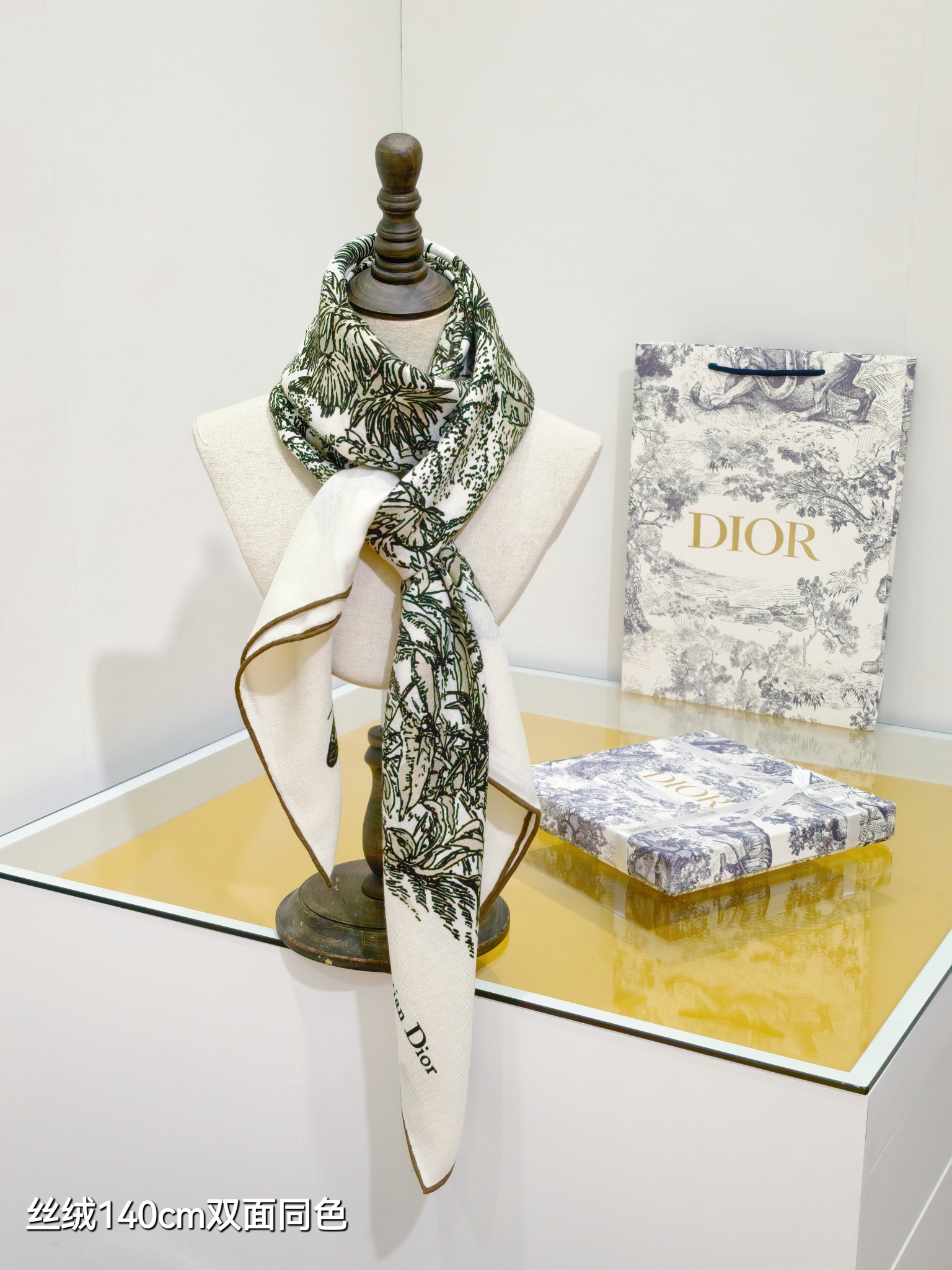 ❄RDO2536
双面同色  140x140cm 70%羊绒30%真丝
迪奥《》