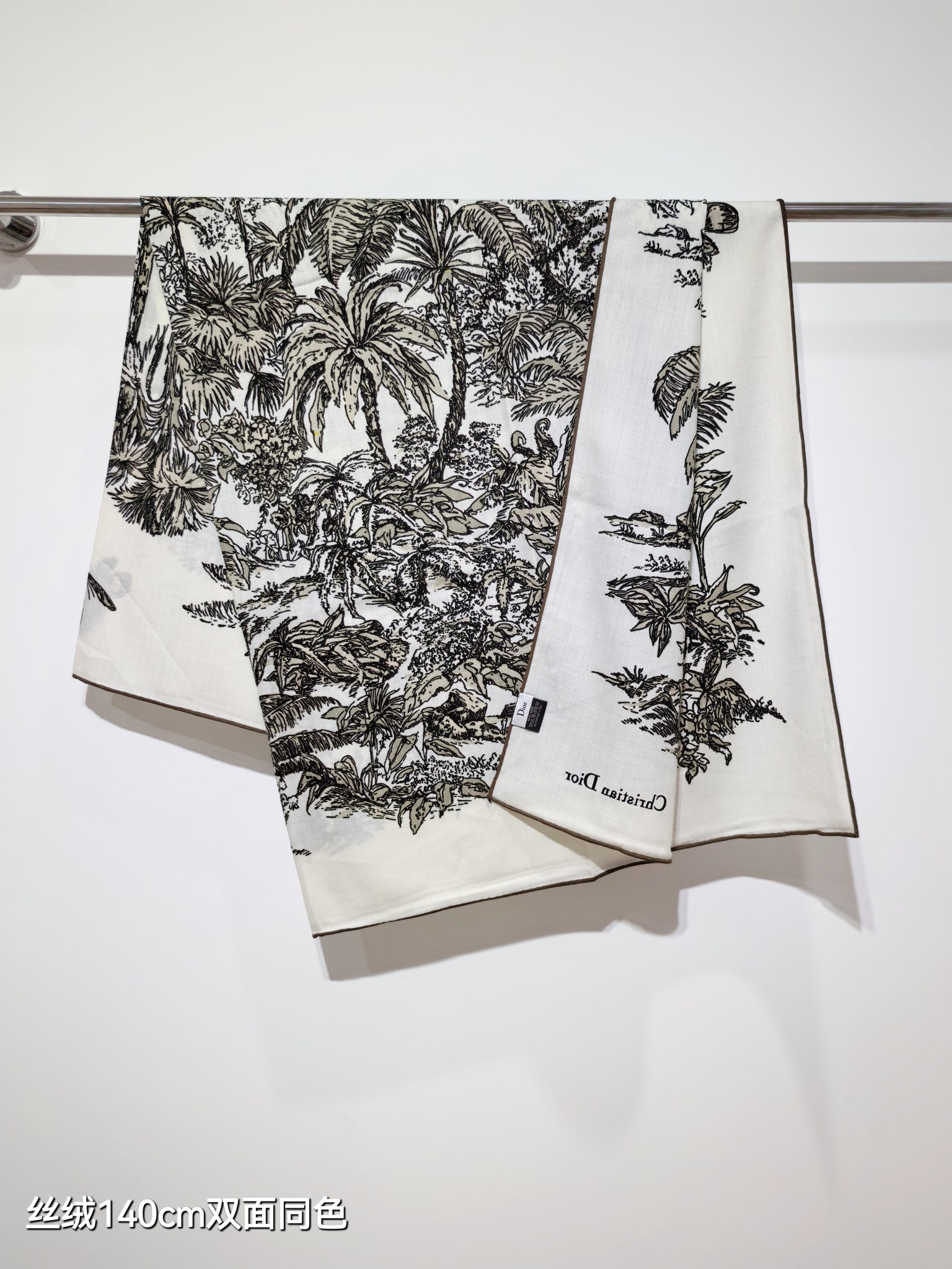 ❄RDO2536
双面同色  140x140cm 70%羊绒30%真丝
迪奥《》